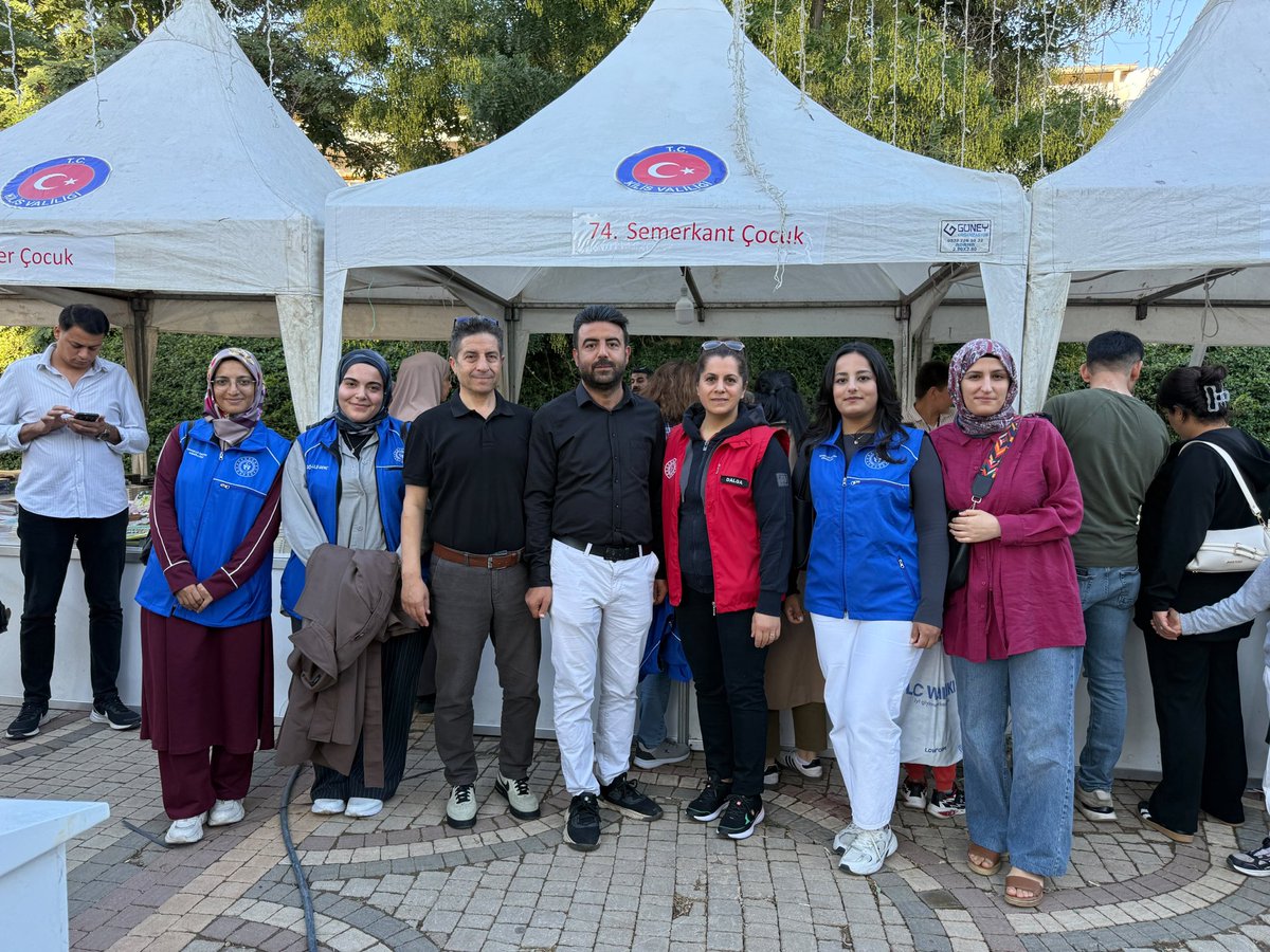 GSB_KilisGM's tweet photo. Gönüllü gençlerimizle birlikte birçok gencin ve kitapseverin buluştuğu Kilis 1. Kitap Fuarı'nı ziyaret ettik. 
İlk günün onur konuğu değerli yazarımız Hayati İnanç’ın ilham veren söyleşisine ortak olduk.
#GSBGM
@gencliksporbak
@OA_BAK
@KalayliOmer 
@MuratDEMRBLEK3 https://t.co/7mok3HIS3S