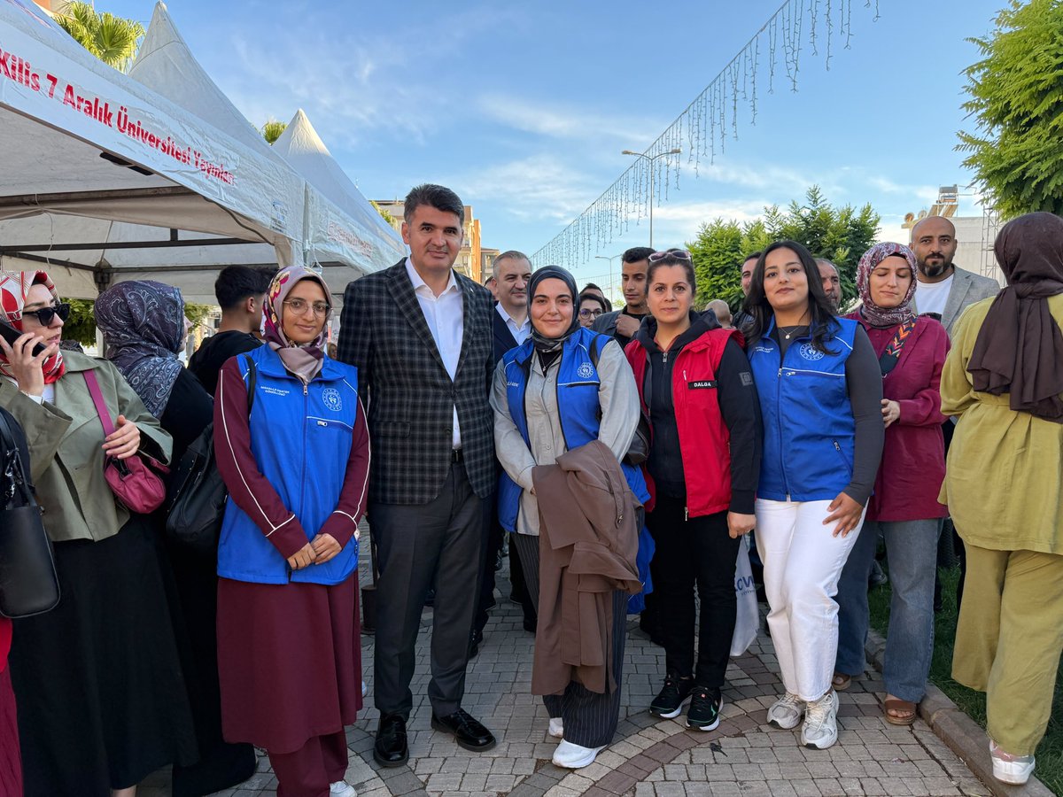 GSB_KilisGM's tweet photo. Gönüllü gençlerimizle birlikte birçok gencin ve kitapseverin buluştuğu Kilis 1. Kitap Fuarı'nı ziyaret ettik. 
İlk günün onur konuğu değerli yazarımız Hayati İnanç’ın ilham veren söyleşisine ortak olduk.
#GSBGM
@gencliksporbak
@OA_BAK
@KalayliOmer 
@MuratDEMRBLEK3 https://t.co/7mok3HIS3S