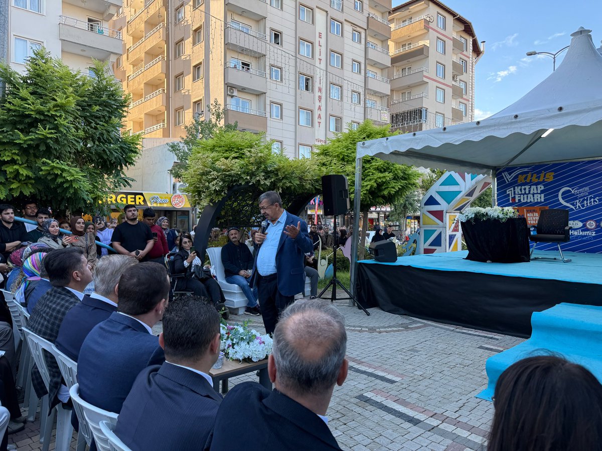 GSB_KilisGM's tweet photo. Gönüllü gençlerimizle birlikte birçok gencin ve kitapseverin buluştuğu Kilis 1. Kitap Fuarı'nı ziyaret ettik. 
İlk günün onur konuğu değerli yazarımız Hayati İnanç’ın ilham veren söyleşisine ortak olduk.
#GSBGM
@gencliksporbak
@OA_BAK
@KalayliOmer 
@MuratDEMRBLEK3 https://t.co/7mok3HIS3S