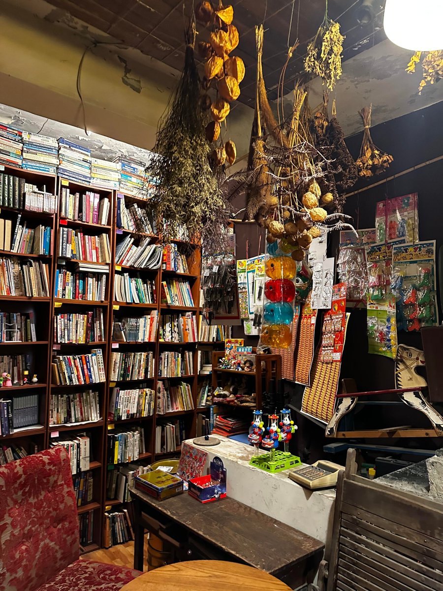 LSQKathleen's tweet photo. The time spent slowly browsing amidst the scent of old books, searching for that one volume destined to touch my life https://t.co/VqhAEBwuY3