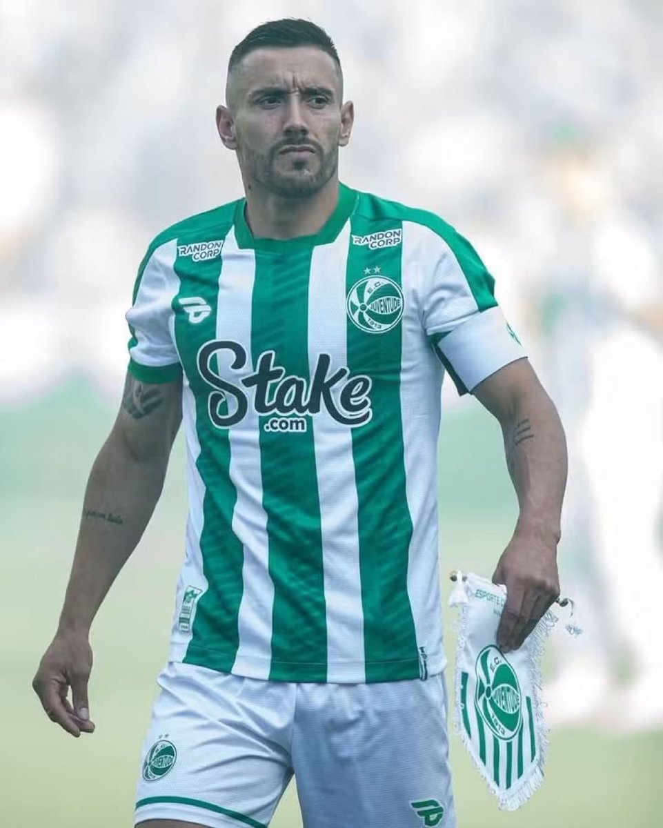 RafaVividor's tweet photo. Este es Alan Ruschel, uno de los sobreviventes de la tragedia de la Chapecoense. Volvió a jugar unos 8 meses después del accidente. O sea, el tipo literalmente CAYÓ DE UN AVIÓN y volvió antes que el Marcao. https://t.co/3Z8VJ6hm5L