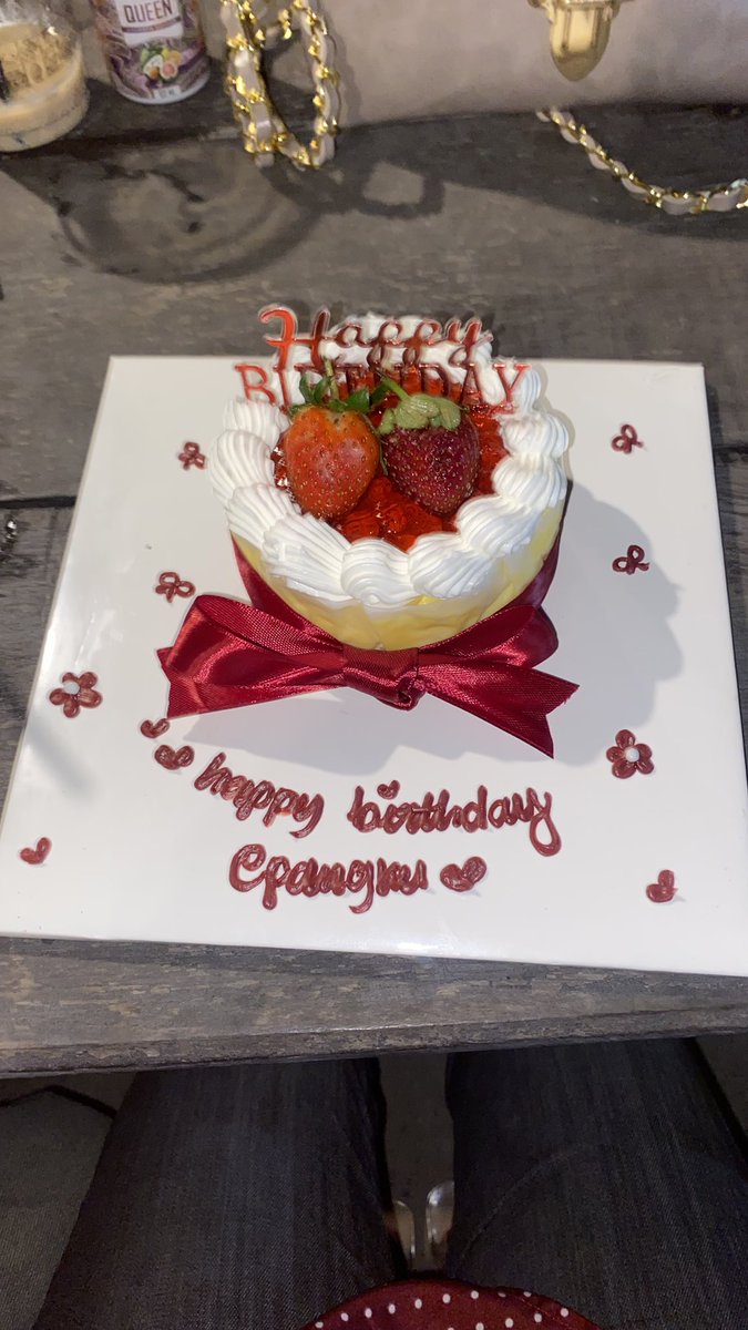 sheinfpdiary's tweet photo. yeayyy hari ini epangku resmi 20 tahun 🥳 doakan yang terbaik buat epangku yaaaww, dia deserves dapat semua hal baik di dunia ini, mendapatkan kasih sayang yang melimpah tumpah tumpah, juga selaluuu sehat jiwa raganya, hidup lebih lama buat aku ya luv kecup mwaaa mwa https://t.co/Me32je7O0e