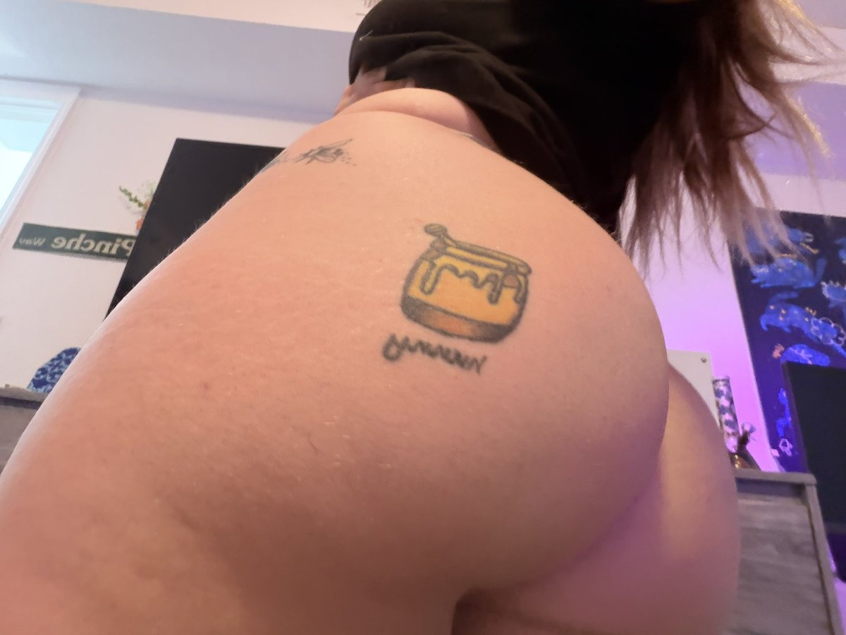 TheBasicHoodini's tweet photo. Show me your cock if you’re hard and horny right now https://t.co/4MyDv7sPNr