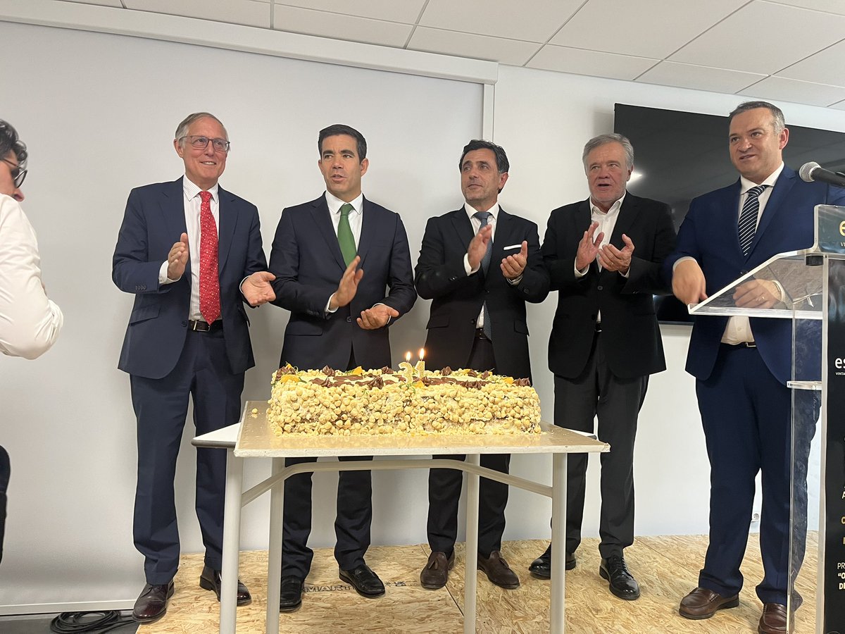 BrunoBFigueroa's tweet photo. Me encuentro en São João da Pesqueira, municipio del norte de 🇵🇹, para participar en la ceremonia de inicio de cursos de la Escuela Profesional #Esprodouro. Con mucho orgullo, ya son 18 los alumnos mexicanos 🇲🇽, estudiando hoteleria y gastronomía. El Ministro de la Presidencia 👉🏼 https://t.co/JszYT5NR7G
