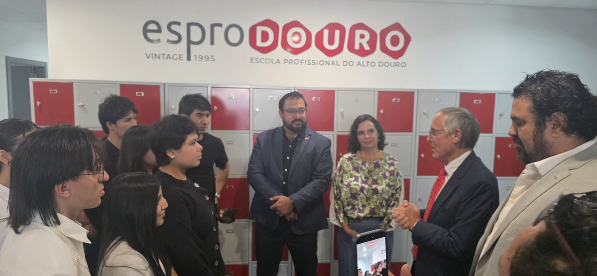 BrunoBFigueroa's tweet photo. Me encuentro en São João da Pesqueira, municipio del norte de 🇵🇹, para participar en la ceremonia de inicio de cursos de la Escuela Profesional #Esprodouro. Con mucho orgullo, ya son 18 los alumnos mexicanos 🇲🇽, estudiando hoteleria y gastronomía. El Ministro de la Presidencia 👉🏼 https://t.co/JszYT5NR7G