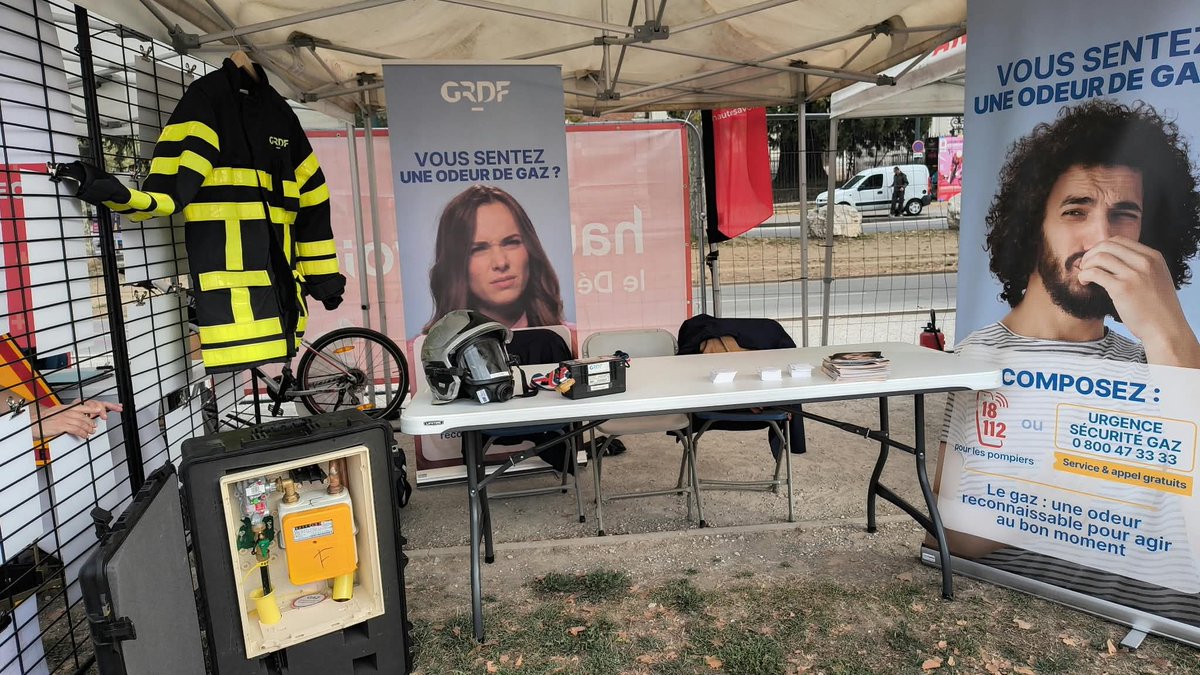 La_Pollice's tweet photo. 🔥 Au village du Mondial à Annecy, @GRDF sensibilise petits et grands à l'odeur du gaz !

« Vous sentez une odeur de gaz ? » Le gaz a une odeur reconnaissable pour agir au bon moment. Sur le stand, on apprend à la reconnaître et à adopter les bons réflexes. 👃

En cas de doute, composez le 0 800 47 33 33 (Urgence Sécurité Gaz, service et appel gratuits), ou le 18 / 112 pour les sapeurs-pompiers. 📞🚒

#MSP2026 https://t.co/v9x7qPdrvt