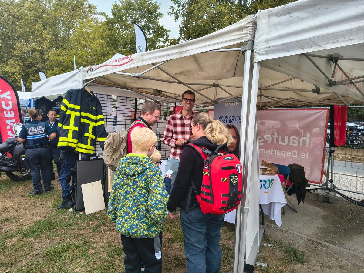 La_Pollice's tweet photo. 🔥 Au village du Mondial à Annecy, @GRDF sensibilise petits et grands à l'odeur du gaz !

« Vous sentez une odeur de gaz ? » Le gaz a une odeur reconnaissable pour agir au bon moment. Sur le stand, on apprend à la reconnaître et à adopter les bons réflexes. 👃

En cas de doute, composez le 0 800 47 33 33 (Urgence Sécurité Gaz, service et appel gratuits), ou le 18 / 112 pour les sapeurs-pompiers. 📞🚒

#MSP2026 https://t.co/v9x7qPdrvt