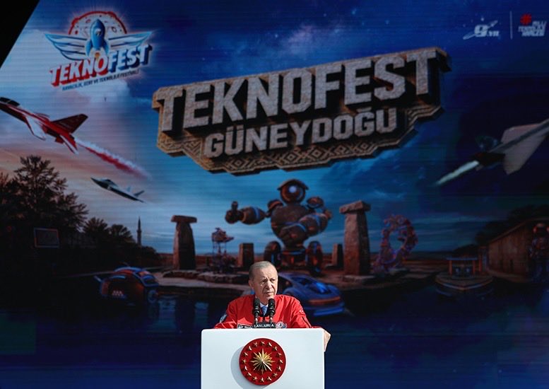 EmniyetGM's tweet photo. Milli teknoloji hamlemizin gururu #TEKNOFEST’in heyecanını hep birlikte yaşıyoruz.

Cumhurbaşkanımız Sayın Recep Tayyip Erdoğan’ın teşrifleriyle Şanlıurfa’da gerçekleştirilen #TEKNOFESTGüneydoğu’da; İçişleri Bakanımız Sayın Mustafa Çiftçi ve Emniyet Genel Müdürümüz Sayın Ali Fidan da yer aldı. 

Sayın Bakanımız ve Sayın Genel Müdürümüz, Emniyet Genel Müdürlüğü standımızı ziyaret ederek yürütülen çalışmaları ve güvenlik hizmetlerinde kullanılan ileri teknoloji sistemlerini yerinde inceledi.

Standımızda görev yapan kahraman personelimizle bir araya gelen Sayın Bakanımız ve Sayın Genel Müdürümüz, vatandaşlarımızın yoğun ilgisine eşlik etti.

Yerli ve Milli teknolojinin gücüyle, milletimizin huzuru ve güvenliği için çalışmalarımızı kararlılıkla sürdürüyoruz.🇹🇷