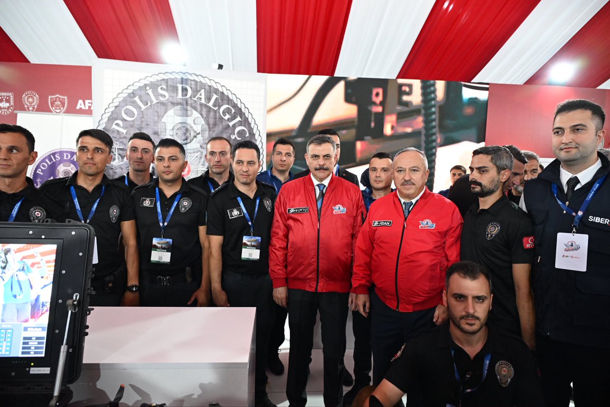 EmniyetGM's tweet photo. Milli teknoloji hamlemizin gururu #TEKNOFEST’in heyecanını hep birlikte yaşıyoruz.

Cumhurbaşkanımız Sayın Recep Tayyip Erdoğan’ın teşrifleriyle Şanlıurfa’da gerçekleştirilen #TEKNOFESTGüneydoğu’da; İçişleri Bakanımız Sayın Mustafa Çiftçi ve Emniyet Genel Müdürümüz Sayın Ali Fidan da yer aldı. 

Sayın Bakanımız ve Sayın Genel Müdürümüz, Emniyet Genel Müdürlüğü standımızı ziyaret ederek yürütülen çalışmaları ve güvenlik hizmetlerinde kullanılan ileri teknoloji sistemlerini yerinde inceledi.

Standımızda görev yapan kahraman personelimizle bir araya gelen Sayın Bakanımız ve Sayın Genel Müdürümüz, vatandaşlarımızın yoğun ilgisine eşlik etti.

Yerli ve Milli teknolojinin gücüyle, milletimizin huzuru ve güvenliği için çalışmalarımızı kararlılıkla sürdürüyoruz.🇹🇷