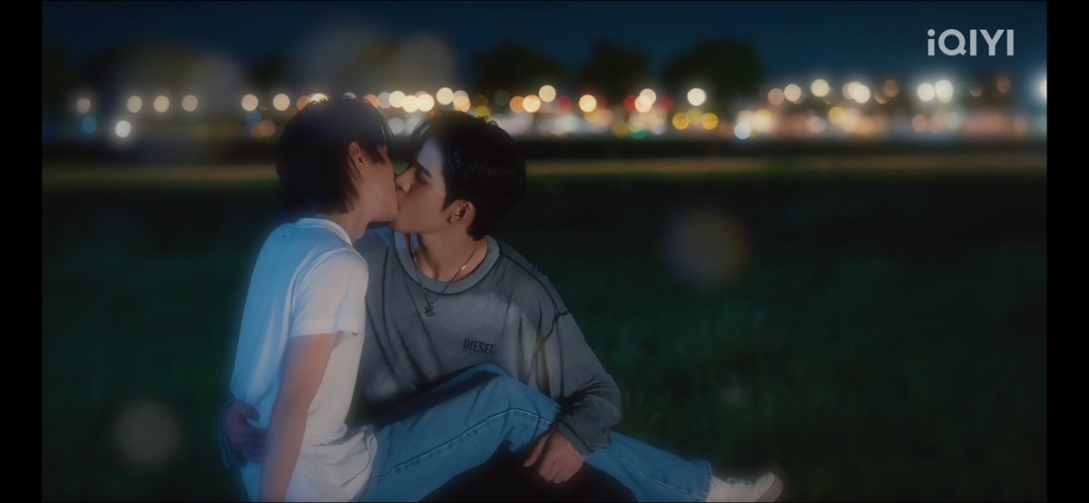 Linjunning's tweet photo. This week, Mommy finally doesn’t have to manually make them kiss.

MR FANBOY CHAPTER 6
#MrFanboyEP6 https://t.co/JlxlbaQrZo