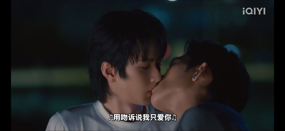Linjunning's tweet photo. This week, Mommy finally doesn’t have to manually make them kiss.

MR FANBOY CHAPTER 6
#MrFanboyEP6 https://t.co/JlxlbaQrZo
