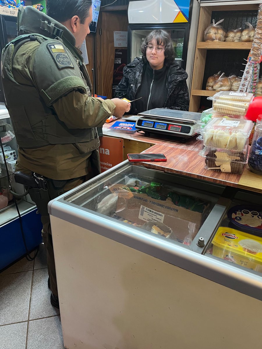 CarabLosRios's tweet photo. ✅👮🏻♂️ #Lanco: Carabineros del Retén Malalhue desarrollaron campaña preventiva “Denuncia Seguro” en locales comerciales del sector, entregando información y reforzando los canales de denuncia anónima para contribuir a la prevención de delitos. #OrdenYPatria https://t.co/MSBzER900f