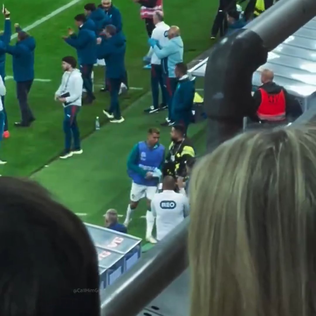 Rbtgil_17's tweet photo. @JoseXijimping @FCB_nenn Cristiano celebrando el  3 a 0 al inter de Miami   /  Cristiano celebrando la victoria contra noruega 

No hay que ser un genio para entender que pasaba por su mente en cada situación, estas en todo tu derecho de defenderlo pero minimo no digas estupideces, respetate un poco 🤏🏼 https://t.co/8Pdt9NAsWT
