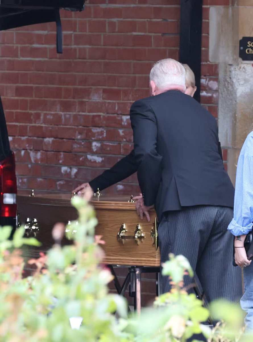 SquareGossip_'s tweet photo. Make your predictions below in the replies who's funeral it is that Linda and Janine are attending..

I think it may be the case that Janine has curated a funeral for Mick to make Linda believe that Mick is actually dead.. when he isn't and it's all a set up.. #EastEnders ☕️ https://t.co/Ct1bGYaUAM