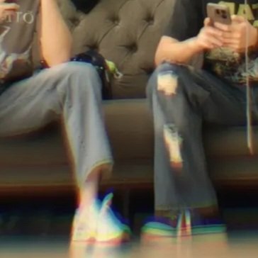 eryoon_g's tweet photo. kaki ramping tee berjejer dengan kaki besar pacarnya........ EMANG BOLEH KAKI DOANG SEPACARAN INIII?!!!! https://t.co/bVHZR8vGPo