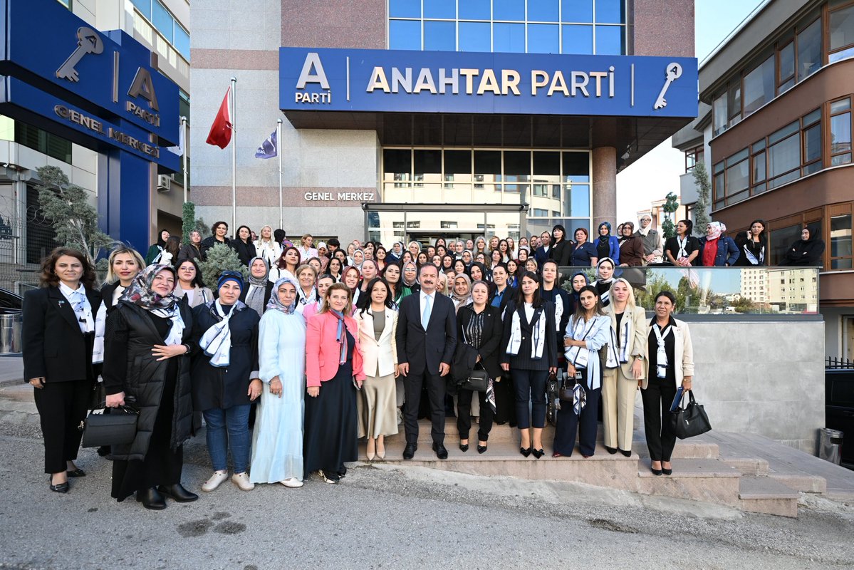 anahtarparti's tweet photo. Kadın Kollarımızla güçlü teşkilat…

Partimizin Kadın Kolları İl Başkanları Toplantısını genel merkezimizde gerçekleştirdik.

Toplantının ilk bölümünde Genel Merkez Kadın Kolları Başkanımız Sayın Hilal Güntülü Kavuncu Demirtaş açılış konuşmasını gerçekleştirerek Anahtar Parti’de kadın temsilinin önemine vurgu yaptı.

Programın ikinci bölümünde ise Genel Başkanımız Sayın Yavuz Ağıralioğlu, Kadın Kolları teşkilatlarımızla bir araya gelerek çalışmaları dolayısıyla kendilerine teşekkür etti ve değerlendirmelerde bulundu.

Toplantıya Genel Başkanımızın eşi Sayın Bilge Bilgin Ağıralioğlu da katıldı.

Türkiye’nin dört bir yanında emek veren kadın teşkilatlarımızla güçlü, etkin ve milletimizle iç içe bir teşkilat yapısını büyütmeye devam ediyoruz.