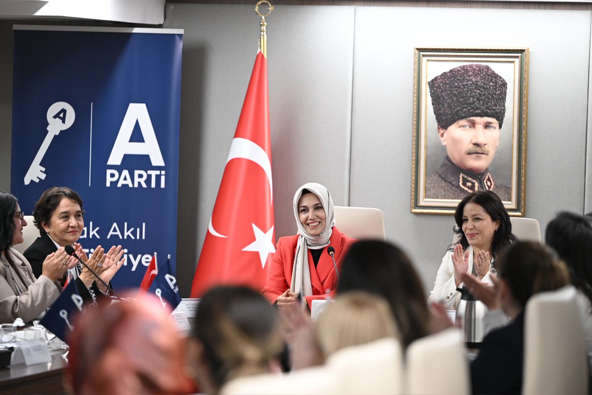 anahtarparti's tweet photo. Kadın Kollarımızla güçlü teşkilat…

Partimizin Kadın Kolları İl Başkanları Toplantısını genel merkezimizde gerçekleştirdik.

Toplantının ilk bölümünde Genel Merkez Kadın Kolları Başkanımız Sayın Hilal Güntülü Kavuncu Demirtaş açılış konuşmasını gerçekleştirerek Anahtar Parti’de kadın temsilinin önemine vurgu yaptı.

Programın ikinci bölümünde ise Genel Başkanımız Sayın Yavuz Ağıralioğlu, Kadın Kolları teşkilatlarımızla bir araya gelerek çalışmaları dolayısıyla kendilerine teşekkür etti ve değerlendirmelerde bulundu.

Toplantıya Genel Başkanımızın eşi Sayın Bilge Bilgin Ağıralioğlu da katıldı.

Türkiye’nin dört bir yanında emek veren kadın teşkilatlarımızla güçlü, etkin ve milletimizle iç içe bir teşkilat yapısını büyütmeye devam ediyoruz.