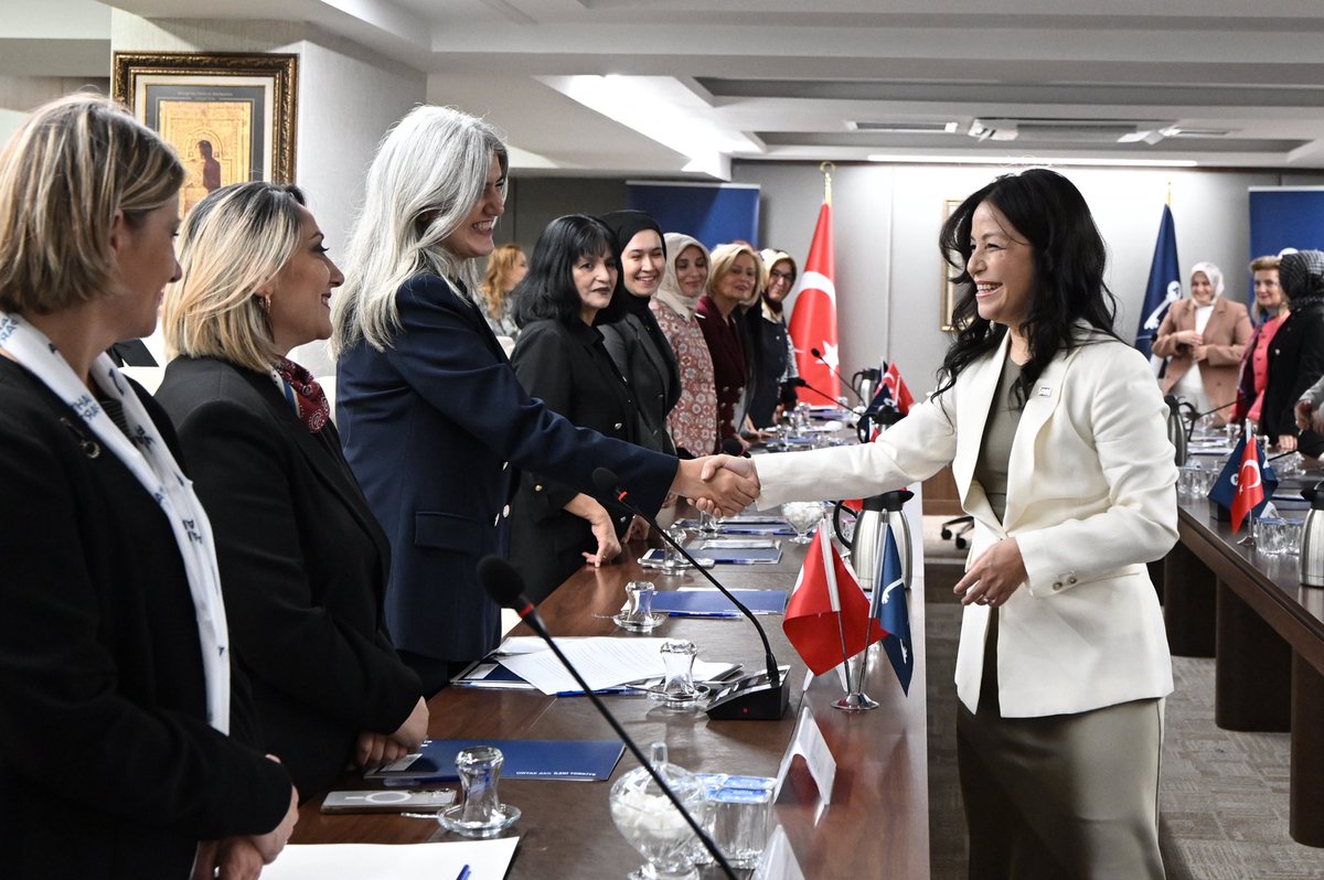anahtarparti's tweet photo. Kadın Kollarımızla güçlü teşkilat…

Partimizin Kadın Kolları İl Başkanları Toplantısını genel merkezimizde gerçekleştirdik.

Toplantının ilk bölümünde Genel Merkez Kadın Kolları Başkanımız Sayın Hilal Güntülü Kavuncu Demirtaş açılış konuşmasını gerçekleştirerek Anahtar Parti’de kadın temsilinin önemine vurgu yaptı.

Programın ikinci bölümünde ise Genel Başkanımız Sayın Yavuz Ağıralioğlu, Kadın Kolları teşkilatlarımızla bir araya gelerek çalışmaları dolayısıyla kendilerine teşekkür etti ve değerlendirmelerde bulundu.

Toplantıya Genel Başkanımızın eşi Sayın Bilge Bilgin Ağıralioğlu da katıldı.

Türkiye’nin dört bir yanında emek veren kadın teşkilatlarımızla güçlü, etkin ve milletimizle iç içe bir teşkilat yapısını büyütmeye devam ediyoruz.