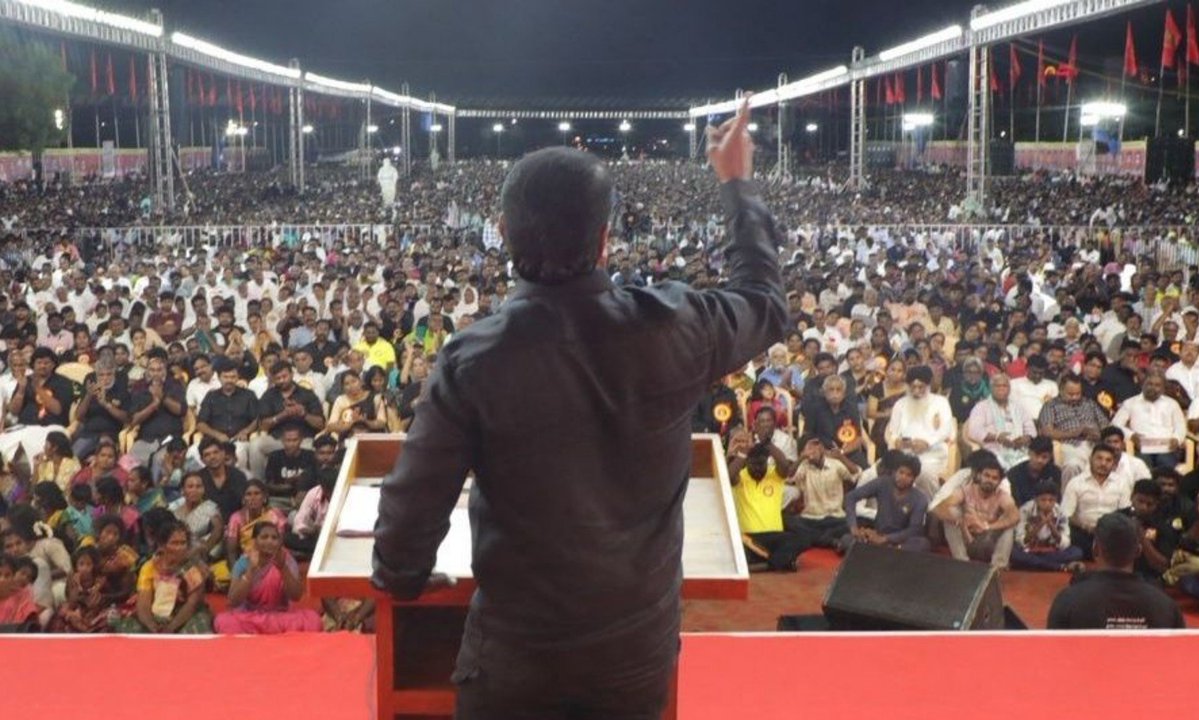 inbamuthuraji's tweet photo. என் மகளுக்கு 'இலக்கியா' என பெயரிட்டேன். என் இளைய  மகனுக்கு 'ஆதன்' என பெயரிட்டேன். என் மனைவியின் அண்ணன் மகளுக்கு 'யாழினி' என்றும், மகனுக்கு 'தமிழ் மாறன்' என்றும் பெயரிட்டேன், என் தம்பியின் மகளுக்கு 'மகிழினி' என பெயரிட்டேன். 

இந்த பெயர்கள் எல்லாம் தமிழுணர்வு என்னுள் எழுந்த பின்பு சூட்டிய பெயர்கள். அந்த தமிழ் மீதான் காதல் என்னுள் மலர்ந்ததற்கு காரணம் அண்ணன் சீமான். 
எப்போதும் சொல்வதுதான். ஆட்சியிலமர்ந்து கருணாநிதி, ஜெயலலிதா, எடப்பாடி, ஸ்டாலின், விஜய் என இவர்கள் சாதிக்க முடியாத பல மகத்துவங்களை என்றோ சாதித்துவிட்டார் அண்ணன் சீமான். 

#சீமான்
#seeman