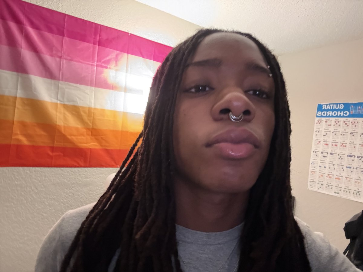 holdmyseven's tweet photo. What’s that behind me :0 https://t.co/2CDlkQrZPT