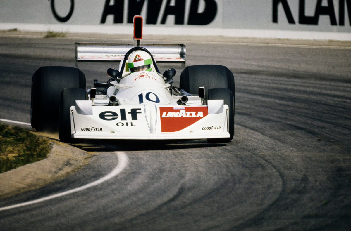 ivanfamil's tweet photo. En 1975, la hija de un carnicero italiano se subió a un bólido en el circuito más peligroso de Europa. En medio de un trágico caos, cruzó la meta y rompió un récord que nadie ha igualado en medio siglo. Así fue como Lella Lombardi puntuó en la Fórmula 1 en España. Tira del hilo 🧵👇🏽👇🏽👇🏽