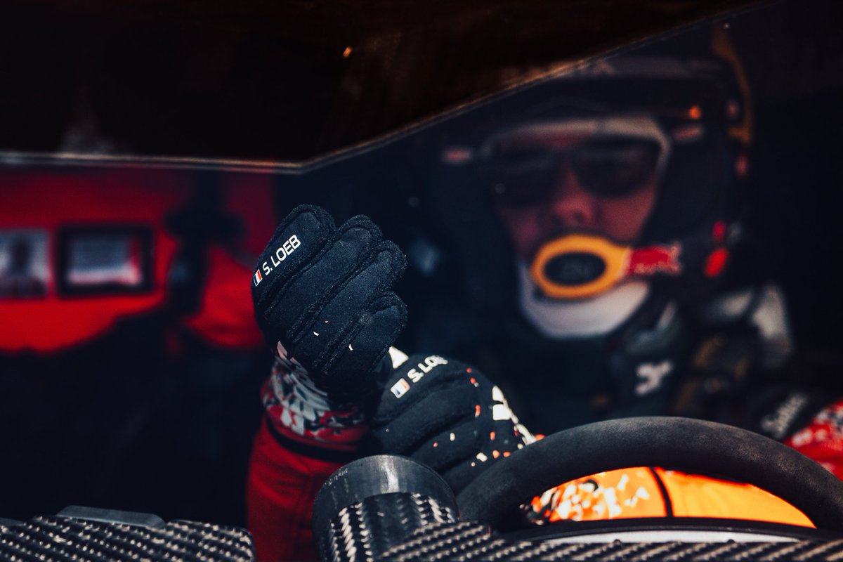 SebastienLoeb's tweet photo. We lost a wheel just a few hundred meters from the finish line in the final stage in Morocco as we were leading 😕

#TheDaciaSandriders #W2RC #RedBull #RichardMille #BFGoodrich #Bardahl #Bell #FrancePareBrise

1/2 https://t.co/1LrpqO9D9s