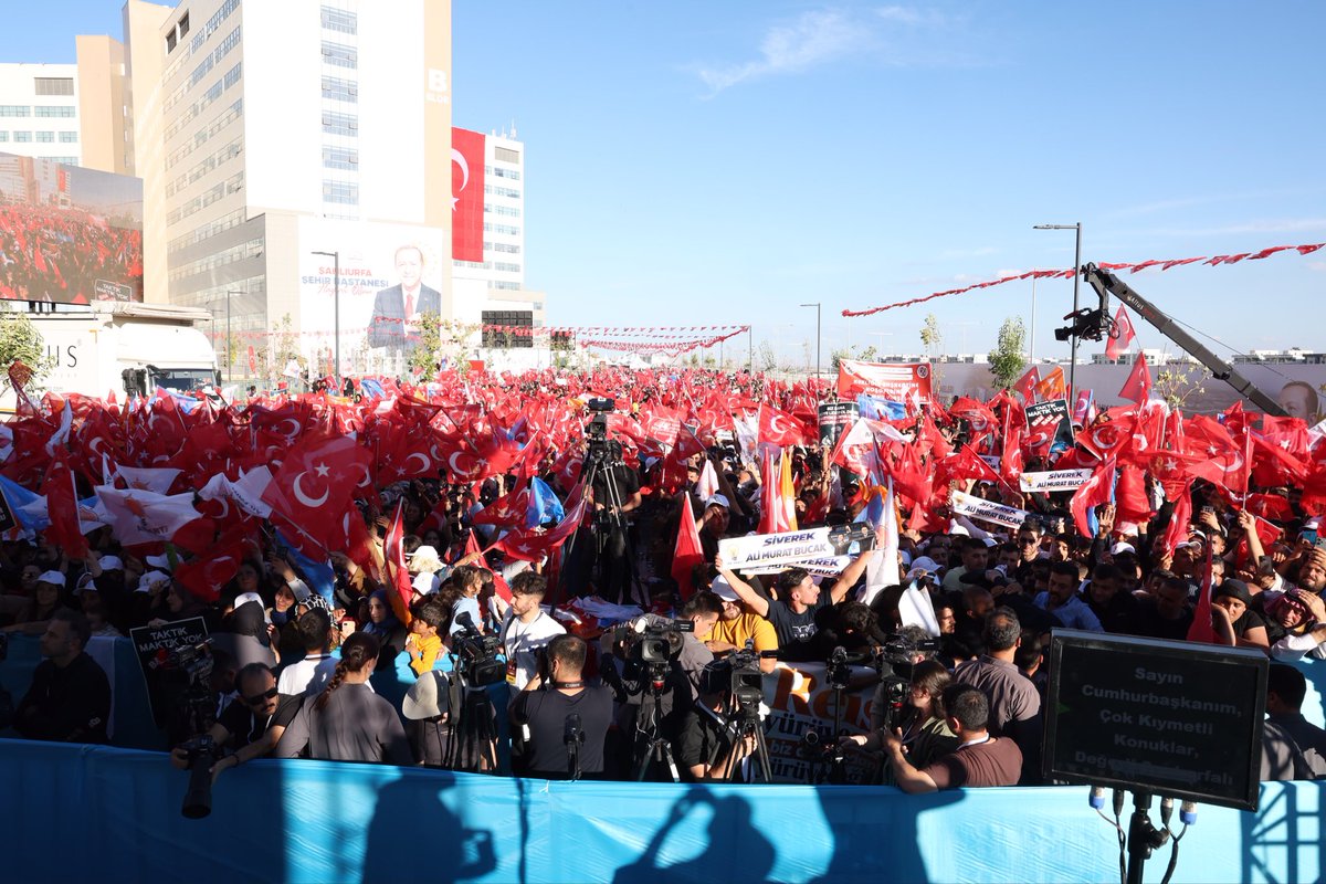 drmemisoglu's tweet photo. Cumhurbaşkanımız Sayın @RTErdogan'ın teşrifleriyle Şanlıurfa Şehir Hastanemizi hizmete açtık.

2000 yatak kapasitesi, 65 ameliyathane, 546 yoğun bakım yatağı ve 451 polikliniğiyle donatılmış bu modern tesis, bölgemizin sağlık hizmet sunumuna değer katacak.

Bu güzel eseri ortaya koyma gayretiyle çalışan mühendisinden işçisine, mimarından teknisyenine kadar herkese teşekkür ediyor; hastanemizde görev alacak tüm hekimlerimize ve sağlık çalışanlarımıza kolaylıklar diliyorum.

Hastanemiz şehrimize, bölgemize ve milletimize hayırlı olsun. 🇹🇷