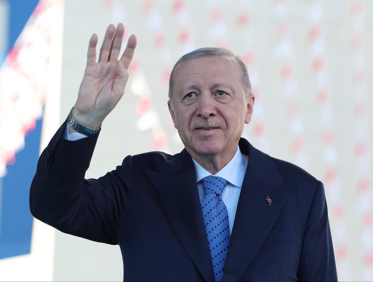 drmemisoglu's tweet photo. Cumhurbaşkanımız Sayın @RTErdogan'ın teşrifleriyle Şanlıurfa Şehir Hastanemizi hizmete açtık.

2000 yatak kapasitesi, 65 ameliyathane, 546 yoğun bakım yatağı ve 451 polikliniğiyle donatılmış bu modern tesis, bölgemizin sağlık hizmet sunumuna değer katacak.

Bu güzel eseri ortaya koyma gayretiyle çalışan mühendisinden işçisine, mimarından teknisyenine kadar herkese teşekkür ediyor; hastanemizde görev alacak tüm hekimlerimize ve sağlık çalışanlarımıza kolaylıklar diliyorum.

Hastanemiz şehrimize, bölgemize ve milletimize hayırlı olsun. 🇹🇷