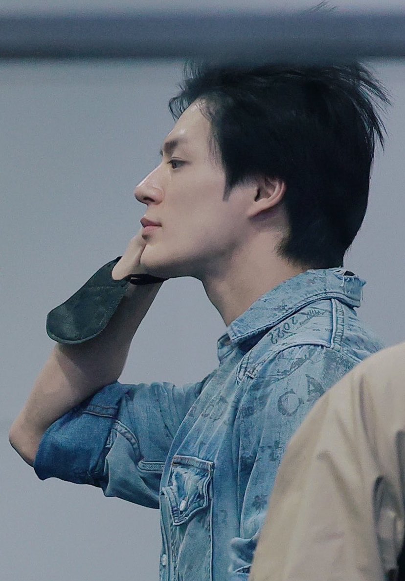 imdeyyya's tweet photo. gimana naa rasanya melihat ketampanan bareface jeno sedeket ituuu (?) ALIAS GANTENG BANGET ANJIR JENOOO 😭😭😭 https://t.co/uXMVakymVX