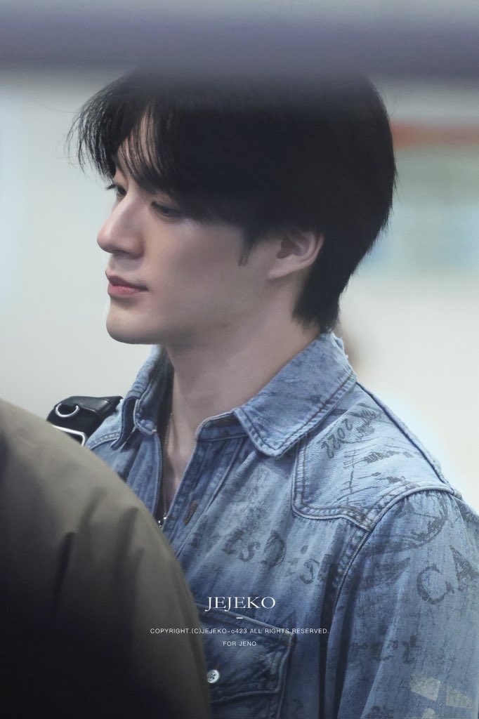 jenobubz's tweet photo. jeno gondrong + denim + kalung + jam tangan alias BEST COMBO alias KELAR HIDUP GW https://t.co/Bhb3uDCsQC