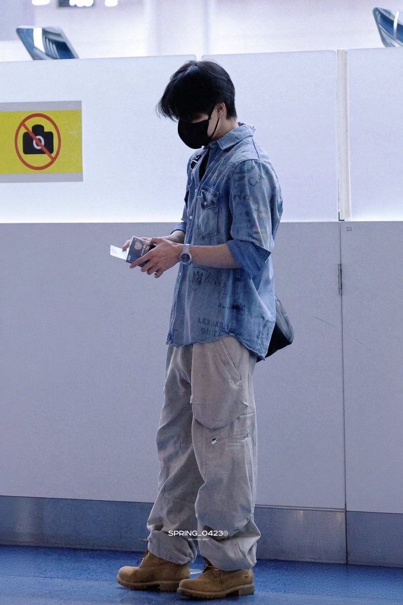 jenobubz's tweet photo. jeno gondrong + denim + kalung + jam tangan alias BEST COMBO alias KELAR HIDUP GW https://t.co/Bhb3uDCsQC