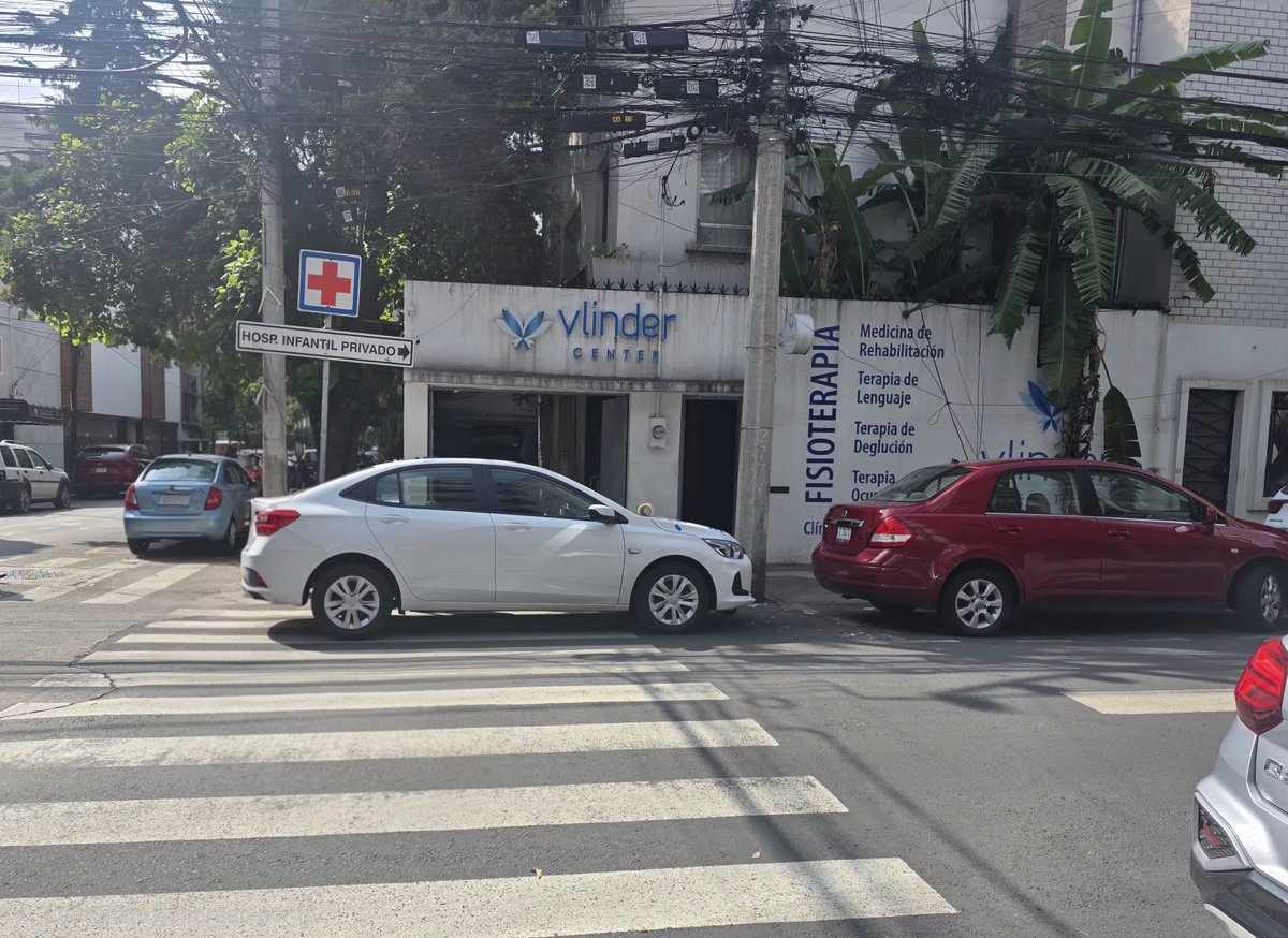 dora_morillon's tweet photo. @LuisMendozaBJ @BJAlcaldia @Seg_NapolesDF 
Chicago 134, col. Napoles
Ayuda, les hemos dicho que quiten sus autos de las líneas blancas por donde pasan peatones con bastón, adultos mayores, carriolas y solo dicen que NO saben de quien son los coches, donde podemos reportar? https://t.co/VU2pZlg0pE