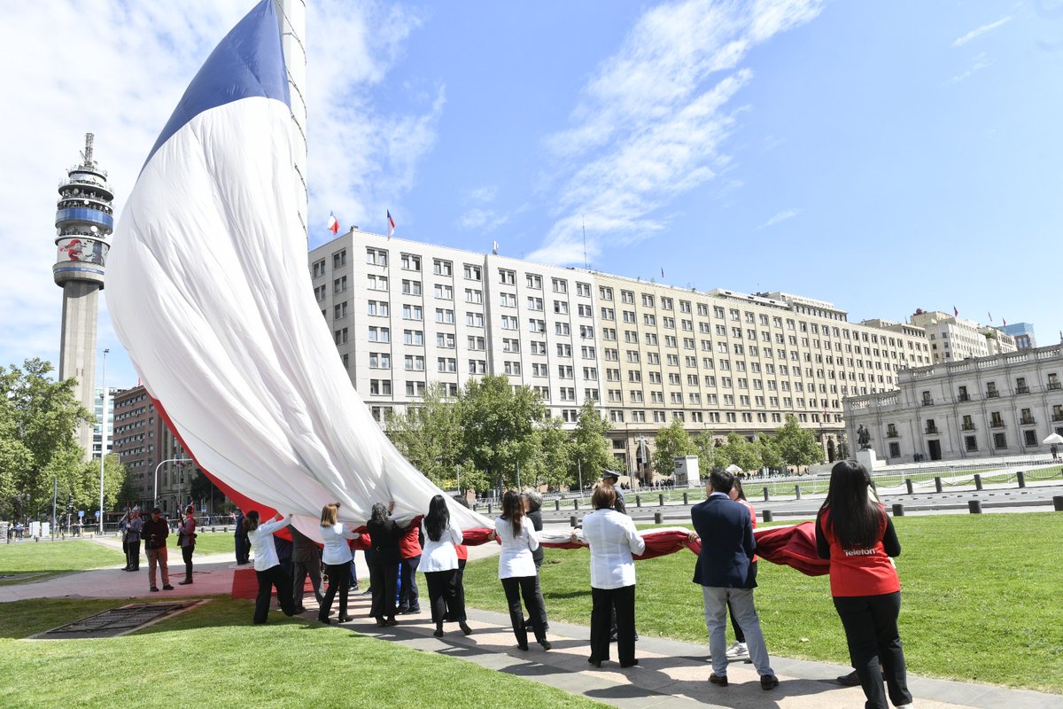Ejercito_Chile's tweet photo. 🇨🇱 💪 El Centro de Rehabilitación Infantil del Ejército (CRIE), junto a la Teletón y el Ministerio de Salud, dieron la bienvenida al mes de octubre participando en el izamiento de la Gran Bandera Bicentenario.

Bajo los marciales acordes del Regimiento Escolta Presidencial N.º 1 “Granaderos”, se reafirmó el constante trabajo institucional con las causas que unen al país, destacando el espíritu de resiliencia de los niños y jóvenes en proceso de rehabilitación. 
#EjércitoDeChile #Teletón #Militares