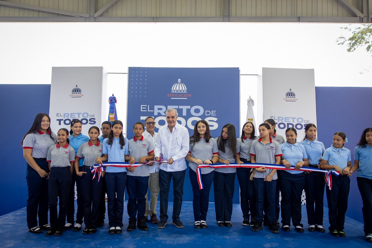 PresidenciaRD's tweet photo. ¡Con mucha emoción, los estudiantes de Rancho Arriba, San José de Ocoa, recibieron su nuevo techado! 🇩🇴

Encabezada por el Pdte. @LuisAbinader, esta obra brinda a cientos de niños y jóvenes un espacio para el deporte, desarrollar sus talentos y seguir trabajando por sus sueños. https://t.co/izIy5vagjz