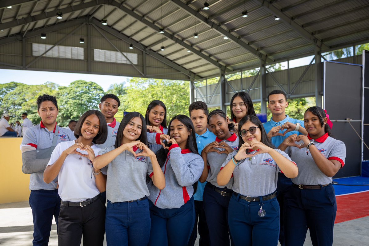 PresidenciaRD's tweet photo. ¡Con mucha emoción, los estudiantes de Rancho Arriba, San José de Ocoa, recibieron su nuevo techado! 🇩🇴

Encabezada por el Pdte. @LuisAbinader, esta obra brinda a cientos de niños y jóvenes un espacio para el deporte, desarrollar sus talentos y seguir trabajando por sus sueños. https://t.co/izIy5vagjz