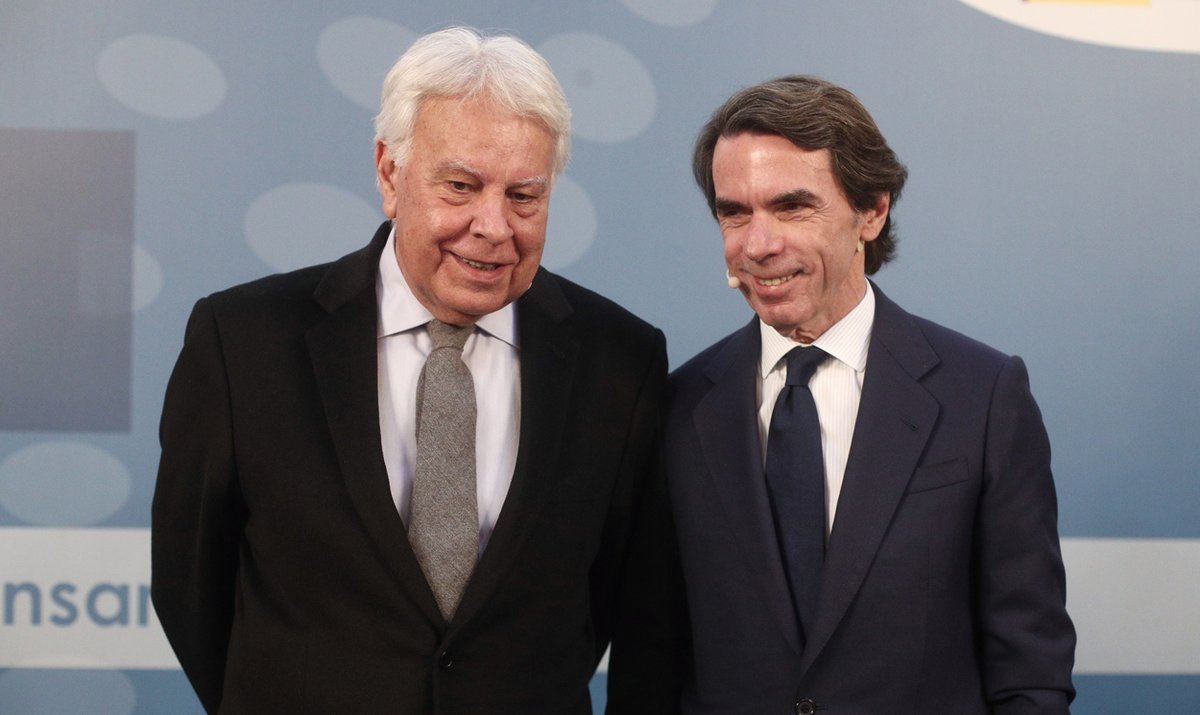 Rafael_Narbona's tweet photo. A la izquierda, con el pelo blanco, Aznar. A la derecha, con el pelo teñido de negro, Felipe González. No es una confusión. A estas alturas, son dos figuras intercambiables, con pequeñas diferencias cosméticas. Ambos son de "extremo centro". Es decir, dos fachas de cuidado. https://t.co/VAyJoGuaWN