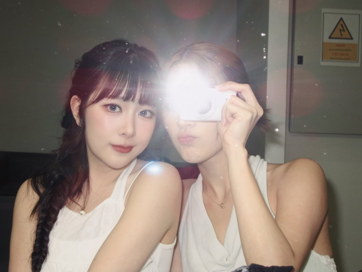 mewnich__'s tweet photo. I don’t know what to say cuzz มันเยอะเกินกว่าจะออกมาเป็นแค่คำหนึ่งคำหรือหนึ่งประโยค เวลาคนถามว่ารู้สึกยังไงกับซีรีย์ หนูจะชอบตอบในใจว่า หนูให้ทุกอย่างที่มีลงไปกับซีรีย์เรื่องนี้แล้ว แต่สุดท้ายก็ตอบออกไปว่า ดีใจมากๆเลยค่ะที่ได้โอกาสนี้ ถ้าให้มาอธิบายถึงความตั้งใจ เล่าเท่าไหร่ก็ไม่หมดดด … แล้วเจ้าหญิงละค้าเป็นไงบ้าง?? จญเป็นที่น่ารัก (นิสัยดี ตั้งใจทำงาน เจอกันตอนเช้าเหมือนทานตะวันเดินได้ โกยพลังความสดใส เติมเอเนอจี้แล้วก็เอามาให้หนู แล้วทานตะวันก็จะนั่งข้างๆชวนหนูคุย ชวนถามว่าเปนไงพี่กินข้าวยัง วันนี้เสดแล้วไปไหนน วันนี้ตื่นเต้นอะะพี่่ ทำไงดีี~~~~~~~~~~~~~~~~ หนูดีใจจังเลยพี่วันนี้เราได้เป็นนักแสดงหลักแล้วนะะ ดีใจเนอะะ พี่ว่าอันนี้ดีมั้ยย ชุดนี้สวยมั้ยย แล้วจญก็เดิยไปกระจายพลังทานตะวันต่ออ วนครบรอบก็จะมาหาหนูใหม่555555 ) ค่ะ (จะให้ตอบทั้งหมดนี้ก็อาจจะเวลาเกิน แต่หนูจะตอบในใจต่อทุกครั้งเพราะรู้สึกมีอะไรให้พูดเยอะมากเลยย) แล้วได้ถ่ายซีรีย์เรื่องนี้เป็นยังไงบ้างคะ …. ก็สนุกมากค่า (อยากตื่นไปกองทุกวันน อยากรู้ว่าวันนี้จะยากจะง่ายจะเอนจอยขนาดไหน จะมีซีนอะไรที่หนูกับจญจะทำให้เป็น magic moment ได้อีก จะมีซีนไหนดีมันทำออกมาแล้วดีเกินคาด วันนี้ตอนกินข้าวกับแก๊งระฆังจะอร่อยขนาดไหนมมีเรื่องอะไรสนุกๆคุยระหว่ากินข้าวอีกน้าา) แล้วกับจญล่ะ เปนยังไง …. จญเป็นน้องที่น่ารักมากค่า ( เด็กอะไรทำให้อึ้งในความสามารถได้ตลอดด อายุเท่านี้แต่โตมากๆ รับผิดชอบบทมสดีไม่เคยพลาด จะทำงายหยักแค่ไหนก็ไม่เคยบ่น เหนื่อยขนาดไหนก็ยังถามคนอื่นก่อนตลอด ไม่เคยกลัวซีนดราม่าเลยว่าพี่ขะทำได้มั้ย ขอแค่วันนั้นมีจญด้วย พี่รู้ว่ามันจะผ่านไปได้ มายืนให้อุ่นใจก้พออ อยากรู้ว่าวันนี้จะมีซีนที่แค่มองตาก็น้ำตาไหลอีกแล้วรึเปล่า ตลกดีเนอะะมองหน้ากันเฉยๆร้องไห้เฉย ใดๆพี่ดีใจมากๆเลยนะที่คนที่อยู่ตรงนี้คือเจ้าหญิง พี่อยากทำอะไรสนุกๆท้าทายๆกับจญอีก แค่มองหน้าก็รู้แล้วว่าต้องสนุกแน่ ขอบคุนน้าจญญญ เลิ้บบบ)

เอาจริงก็ไม่รู้ทำไมพิมพ์ยาวขนาดนี่ เพิ่งมานึกได้ตอนขึ้นเวทีว่า มีหลายอย่างเลยอะที่อยากพูดแต่เวลาไม่พอ งั้นขอพูดตรงนี้เลยนะกันน ซีรีย์เรื่องนี้มีความหมายกับหนูมากๆๆๆ หนูแบ่งหัวใจให้ตัวละครได้มีชีวิต ตอนนี้เขาเป็นเพื่อนสนิทหนู ที่หนูอยากจะถ่ายทอดชีวิตเขาให้ทุกคนได้ดู ขอบคุณผู้ร่วมเดินทางทุกคนที่พร้อมจะเดิยทางไปกับพวกเรา ตอนนี้ยังแค่เริ่มต้น หนทางอีกยาวไกล ระหว่างทางมีอะไรให้เรียนรู้มากมายย ถ้าพร้อมแล้ว มาออกเดินทางไปด้วยกันนะคะ💜