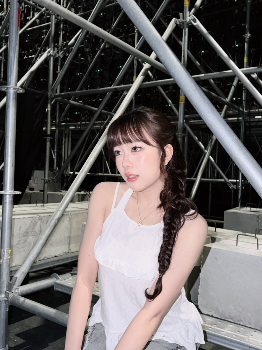 mewnich__'s tweet photo. I don’t know what to say cuzz มันเยอะเกินกว่าจะออกมาเป็นแค่คำหนึ่งคำหรือหนึ่งประโยค เวลาคนถามว่ารู้สึกยังไงกับซีรีย์ หนูจะชอบตอบในใจว่า หนูให้ทุกอย่างที่มีลงไปกับซีรีย์เรื่องนี้แล้ว แต่สุดท้ายก็ตอบออกไปว่า ดีใจมากๆเลยค่ะที่ได้โอกาสนี้ ถ้าให้มาอธิบายถึงความตั้งใจ เล่าเท่าไหร่ก็ไม่หมดดด … แล้วเจ้าหญิงละค้าเป็นไงบ้าง?? จญเป็นที่น่ารัก (นิสัยดี ตั้งใจทำงาน เจอกันตอนเช้าเหมือนทานตะวันเดินได้ โกยพลังความสดใส เติมเอเนอจี้แล้วก็เอามาให้หนู แล้วทานตะวันก็จะนั่งข้างๆชวนหนูคุย ชวนถามว่าเปนไงพี่กินข้าวยัง วันนี้เสดแล้วไปไหนน วันนี้ตื่นเต้นอะะพี่่ ทำไงดีี~~~~~~~~~~~~~~~~ หนูดีใจจังเลยพี่วันนี้เราได้เป็นนักแสดงหลักแล้วนะะ ดีใจเนอะะ พี่ว่าอันนี้ดีมั้ยย ชุดนี้สวยมั้ยย แล้วจญก็เดิยไปกระจายพลังทานตะวันต่ออ วนครบรอบก็จะมาหาหนูใหม่555555 ) ค่ะ (จะให้ตอบทั้งหมดนี้ก็อาจจะเวลาเกิน แต่หนูจะตอบในใจต่อทุกครั้งเพราะรู้สึกมีอะไรให้พูดเยอะมากเลยย) แล้วได้ถ่ายซีรีย์เรื่องนี้เป็นยังไงบ้างคะ …. ก็สนุกมากค่า (อยากตื่นไปกองทุกวันน อยากรู้ว่าวันนี้จะยากจะง่ายจะเอนจอยขนาดไหน จะมีซีนอะไรที่หนูกับจญจะทำให้เป็น magic moment ได้อีก จะมีซีนไหนดีมันทำออกมาแล้วดีเกินคาด วันนี้ตอนกินข้าวกับแก๊งระฆังจะอร่อยขนาดไหนมมีเรื่องอะไรสนุกๆคุยระหว่ากินข้าวอีกน้าา) แล้วกับจญล่ะ เปนยังไง …. จญเป็นน้องที่น่ารักมากค่า ( เด็กอะไรทำให้อึ้งในความสามารถได้ตลอดด อายุเท่านี้แต่โตมากๆ รับผิดชอบบทมสดีไม่เคยพลาด จะทำงายหยักแค่ไหนก็ไม่เคยบ่น เหนื่อยขนาดไหนก็ยังถามคนอื่นก่อนตลอด ไม่เคยกลัวซีนดราม่าเลยว่าพี่ขะทำได้มั้ย ขอแค่วันนั้นมีจญด้วย พี่รู้ว่ามันจะผ่านไปได้ มายืนให้อุ่นใจก้พออ อยากรู้ว่าวันนี้จะมีซีนที่แค่มองตาก็น้ำตาไหลอีกแล้วรึเปล่า ตลกดีเนอะะมองหน้ากันเฉยๆร้องไห้เฉย ใดๆพี่ดีใจมากๆเลยนะที่คนที่อยู่ตรงนี้คือเจ้าหญิง พี่อยากทำอะไรสนุกๆท้าทายๆกับจญอีก แค่มองหน้าก็รู้แล้วว่าต้องสนุกแน่ ขอบคุนน้าจญญญ เลิ้บบบ)

เอาจริงก็ไม่รู้ทำไมพิมพ์ยาวขนาดนี่ เพิ่งมานึกได้ตอนขึ้นเวทีว่า มีหลายอย่างเลยอะที่อยากพูดแต่เวลาไม่พอ งั้นขอพูดตรงนี้เลยนะกันน ซีรีย์เรื่องนี้มีความหมายกับหนูมากๆๆๆ หนูแบ่งหัวใจให้ตัวละครได้มีชีวิต ตอนนี้เขาเป็นเพื่อนสนิทหนู ที่หนูอยากจะถ่ายทอดชีวิตเขาให้ทุกคนได้ดู ขอบคุณผู้ร่วมเดินทางทุกคนที่พร้อมจะเดิยทางไปกับพวกเรา ตอนนี้ยังแค่เริ่มต้น หนทางอีกยาวไกล ระหว่างทางมีอะไรให้เรียนรู้มากมายย ถ้าพร้อมแล้ว มาออกเดินทางไปด้วยกันนะคะ💜