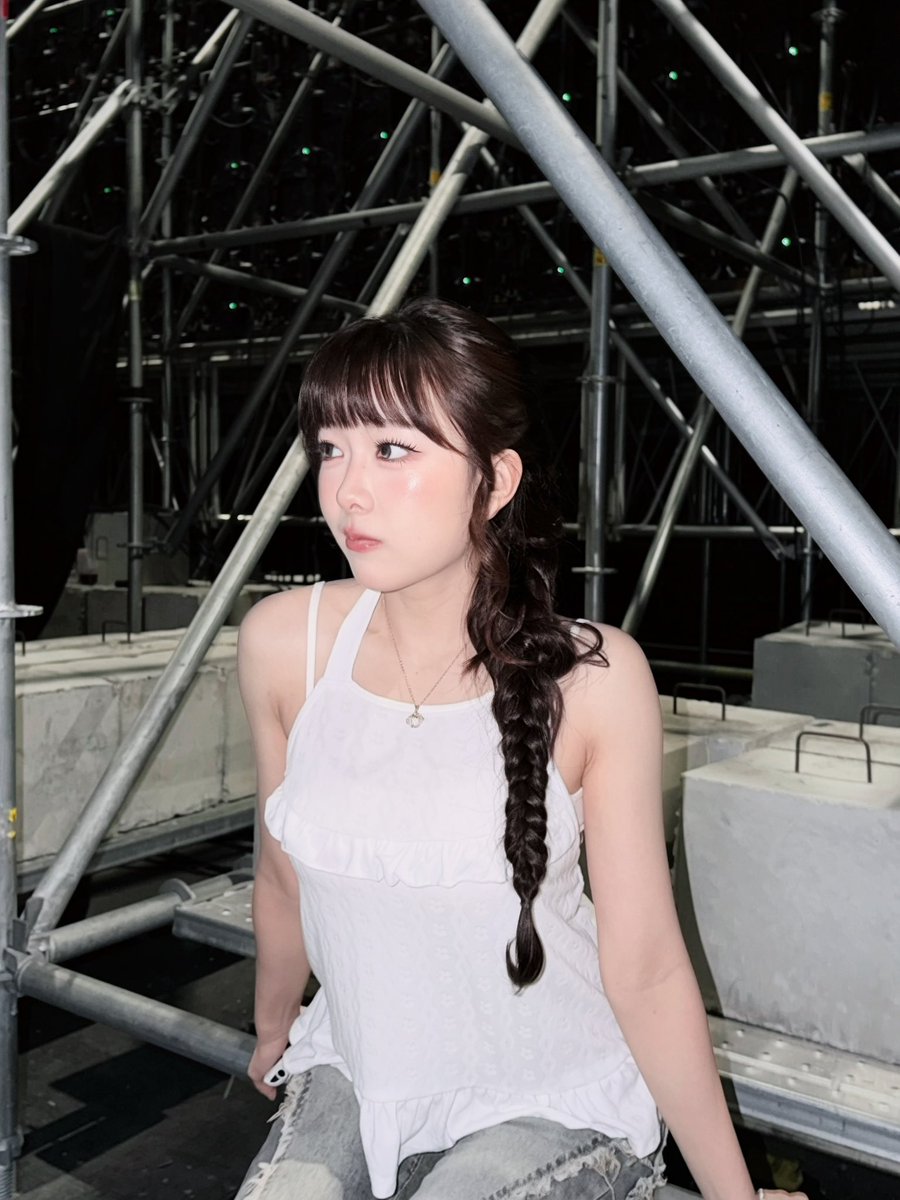 mewnich__'s tweet photo. I don’t know what to say cuzz มันเยอะเกินกว่าจะออกมาเป็นแค่คำหนึ่งคำหรือหนึ่งประโยค เวลาคนถามว่ารู้สึกยังไงกับซีรีย์ หนูจะชอบตอบในใจว่า หนูให้ทุกอย่างที่มีลงไปกับซีรีย์เรื่องนี้แล้ว แต่สุดท้ายก็ตอบออกไปว่า ดีใจมากๆเลยค่ะที่ได้โอกาสนี้ ถ้าให้มาอธิบายถึงความตั้งใจ เล่าเท่าไหร่ก็ไม่หมดดด … แล้วเจ้าหญิงละค้าเป็นไงบ้าง?? จญเป็นที่น่ารัก (นิสัยดี ตั้งใจทำงาน เจอกันตอนเช้าเหมือนทานตะวันเดินได้ โกยพลังความสดใส เติมเอเนอจี้แล้วก็เอามาให้หนู แล้วทานตะวันก็จะนั่งข้างๆชวนหนูคุย ชวนถามว่าเปนไงพี่กินข้าวยัง วันนี้เสดแล้วไปไหนน วันนี้ตื่นเต้นอะะพี่่ ทำไงดีี~~~~~~~~~~~~~~~~ หนูดีใจจังเลยพี่วันนี้เราได้เป็นนักแสดงหลักแล้วนะะ ดีใจเนอะะ พี่ว่าอันนี้ดีมั้ยย ชุดนี้สวยมั้ยย แล้วจญก็เดิยไปกระจายพลังทานตะวันต่ออ วนครบรอบก็จะมาหาหนูใหม่555555 ) ค่ะ (จะให้ตอบทั้งหมดนี้ก็อาจจะเวลาเกิน แต่หนูจะตอบในใจต่อทุกครั้งเพราะรู้สึกมีอะไรให้พูดเยอะมากเลยย) แล้วได้ถ่ายซีรีย์เรื่องนี้เป็นยังไงบ้างคะ …. ก็สนุกมากค่า (อยากตื่นไปกองทุกวันน อยากรู้ว่าวันนี้จะยากจะง่ายจะเอนจอยขนาดไหน จะมีซีนอะไรที่หนูกับจญจะทำให้เป็น magic moment ได้อีก จะมีซีนไหนดีมันทำออกมาแล้วดีเกินคาด วันนี้ตอนกินข้าวกับแก๊งระฆังจะอร่อยขนาดไหนมมีเรื่องอะไรสนุกๆคุยระหว่ากินข้าวอีกน้าา) แล้วกับจญล่ะ เปนยังไง …. จญเป็นน้องที่น่ารักมากค่า ( เด็กอะไรทำให้อึ้งในความสามารถได้ตลอดด อายุเท่านี้แต่โตมากๆ รับผิดชอบบทมสดีไม่เคยพลาด จะทำงายหยักแค่ไหนก็ไม่เคยบ่น เหนื่อยขนาดไหนก็ยังถามคนอื่นก่อนตลอด ไม่เคยกลัวซีนดราม่าเลยว่าพี่ขะทำได้มั้ย ขอแค่วันนั้นมีจญด้วย พี่รู้ว่ามันจะผ่านไปได้ มายืนให้อุ่นใจก้พออ อยากรู้ว่าวันนี้จะมีซีนที่แค่มองตาก็น้ำตาไหลอีกแล้วรึเปล่า ตลกดีเนอะะมองหน้ากันเฉยๆร้องไห้เฉย ใดๆพี่ดีใจมากๆเลยนะที่คนที่อยู่ตรงนี้คือเจ้าหญิง พี่อยากทำอะไรสนุกๆท้าทายๆกับจญอีก แค่มองหน้าก็รู้แล้วว่าต้องสนุกแน่ ขอบคุนน้าจญญญ เลิ้บบบ)

เอาจริงก็ไม่รู้ทำไมพิมพ์ยาวขนาดนี่ เพิ่งมานึกได้ตอนขึ้นเวทีว่า มีหลายอย่างเลยอะที่อยากพูดแต่เวลาไม่พอ งั้นขอพูดตรงนี้เลยนะกันน ซีรีย์เรื่องนี้มีความหมายกับหนูมากๆๆๆ หนูแบ่งหัวใจให้ตัวละครได้มีชีวิต ตอนนี้เขาเป็นเพื่อนสนิทหนู ที่หนูอยากจะถ่ายทอดชีวิตเขาให้ทุกคนได้ดู ขอบคุณผู้ร่วมเดินทางทุกคนที่พร้อมจะเดิยทางไปกับพวกเรา ตอนนี้ยังแค่เริ่มต้น หนทางอีกยาวไกล ระหว่างทางมีอะไรให้เรียนรู้มากมายย ถ้าพร้อมแล้ว มาออกเดินทางไปด้วยกันนะคะ💜