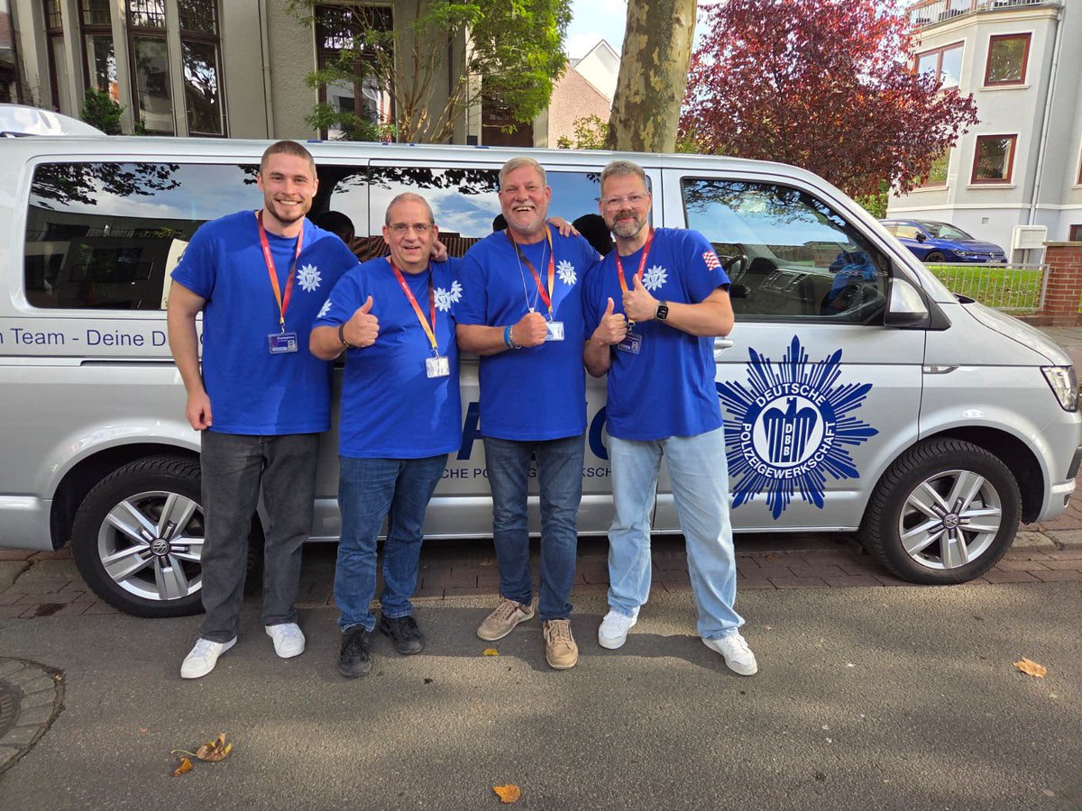DPolGHH's tweet photo. #DPolGHH war selbstverständlich auch am #TagderDeutschenEinheit 🇩🇪 #0310bremen unterwegs, um die eingesetzten Kolleginnen u. Kollegen zu betreuen u. zu unterstützen. Großartige Zusammenarbeit der #DPolG in #Bremen! 👍💪Danke an alle Teams! #DPolGDeinetwegen 💙#Polizei 🤝 https://t.co/pgXUkHBDNj