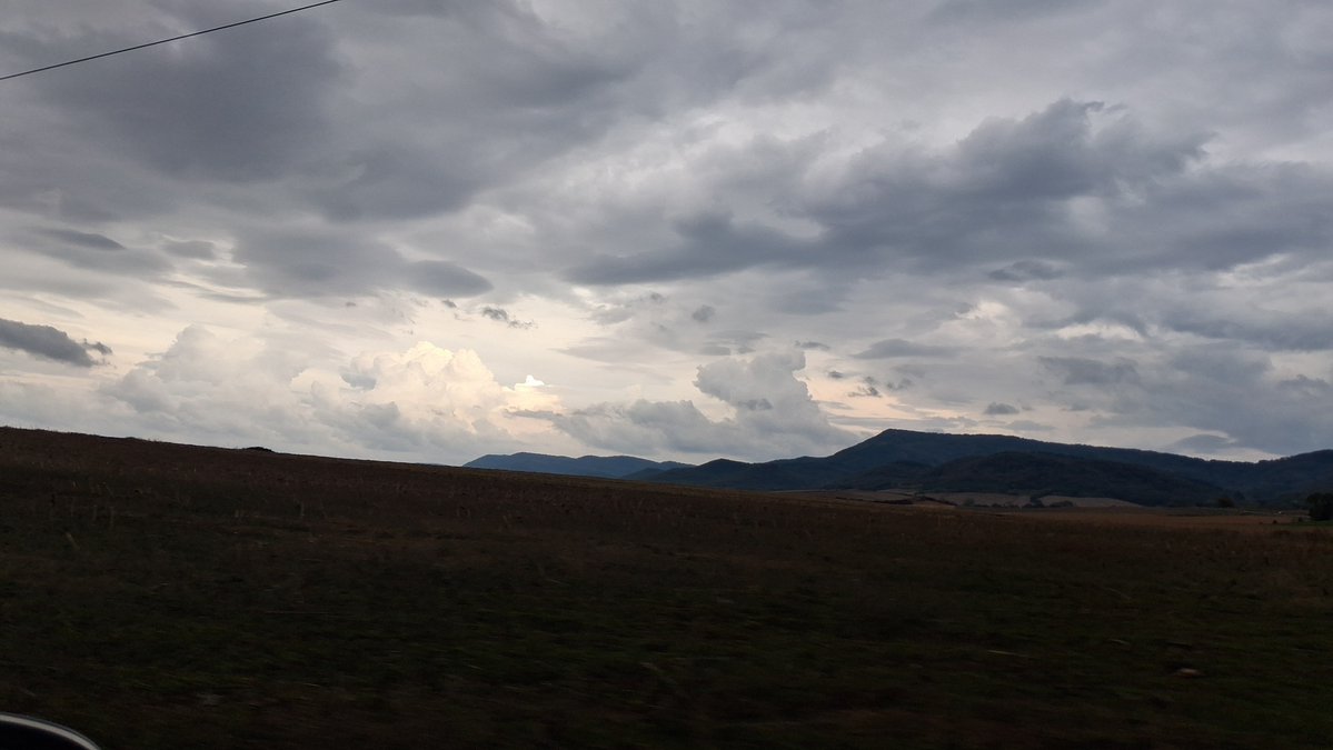 EFerroviario's tweet photo. Muy negro pero ni gota en la Llanada Alavesa 
@Arabamet @meteodelnorte @meteosojuela @minervagra @ibericam @ecazatormentas @ZubizarretaPili https://t.co/0uOUr05AU6