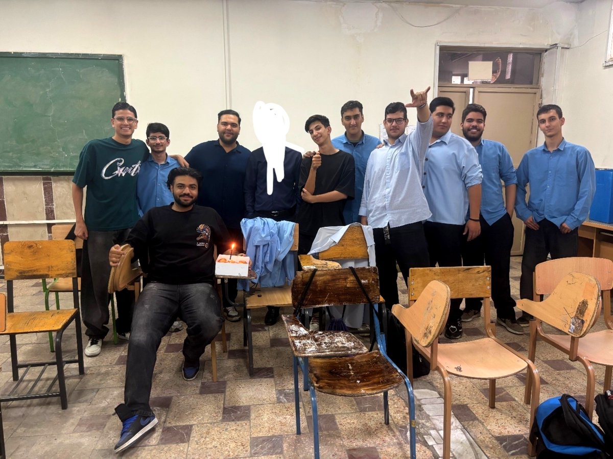 masoudivar's tweet photo. امروز تولد یکی از دانش‌آموزام بود
زنگ تفریح رفتم شیرینی خریدم براش تولد گرفتیم تو کلاس
خیلی خوشحال شد و قول داد تا آخر سال اذیت نکنه و جزوشو مرتب بنویسه😂
(چون یکم قیافه‌هاشون گولاخ میزنه جهت اطلاع نفر سوم از سمت چپ منم) https://t.co/8anLd2fK12