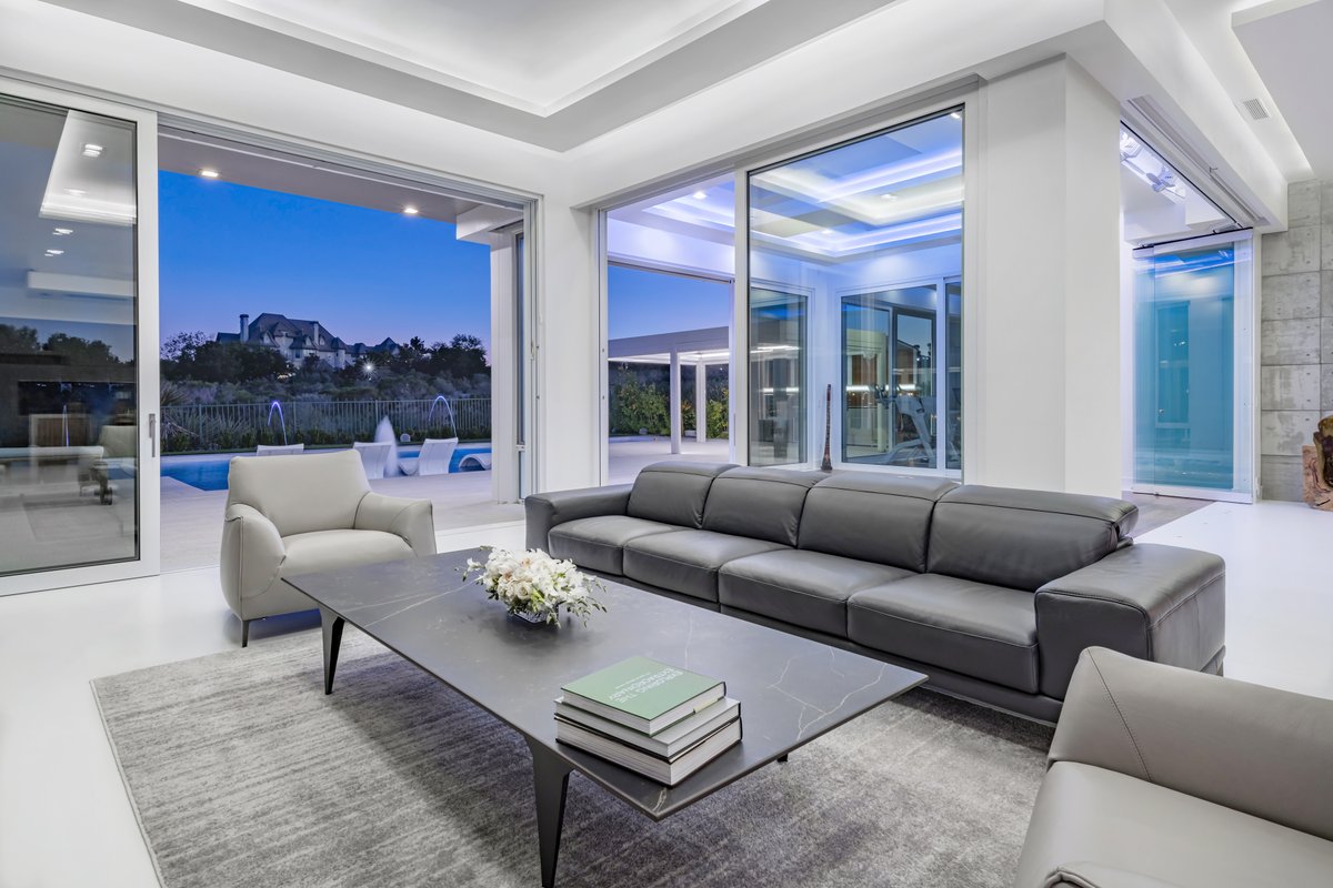 PandaWindows's tweet photo. Where the view becomes part of the home. ✨    

This Las Vegas residence brings the outdoors in with expansive openings that frame the pool and surrounding views.   

From the interior details to the seamless indoor-outdoor connection, every space is designed to take in its surroundings.    

Swipe through the project. →    

🔗 Explore more Panda projects at the link in our bio.    

#PandaWindowsAndDoors #ProjectShowcase #ResidentialDesign #IndoorOutdoorLiving #ModernArchitecture #HomeDesign #ArchitecturalDesign