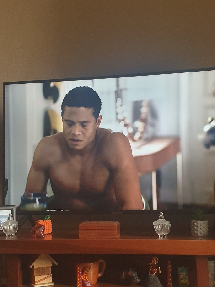 macedocomc's tweet photo. A Dona @tvglobo resolveu que vai explorar todos os homens gostosos/deliciosos/suculentos dessa novela. Continue! https://t.co/JL4OdCxHZh