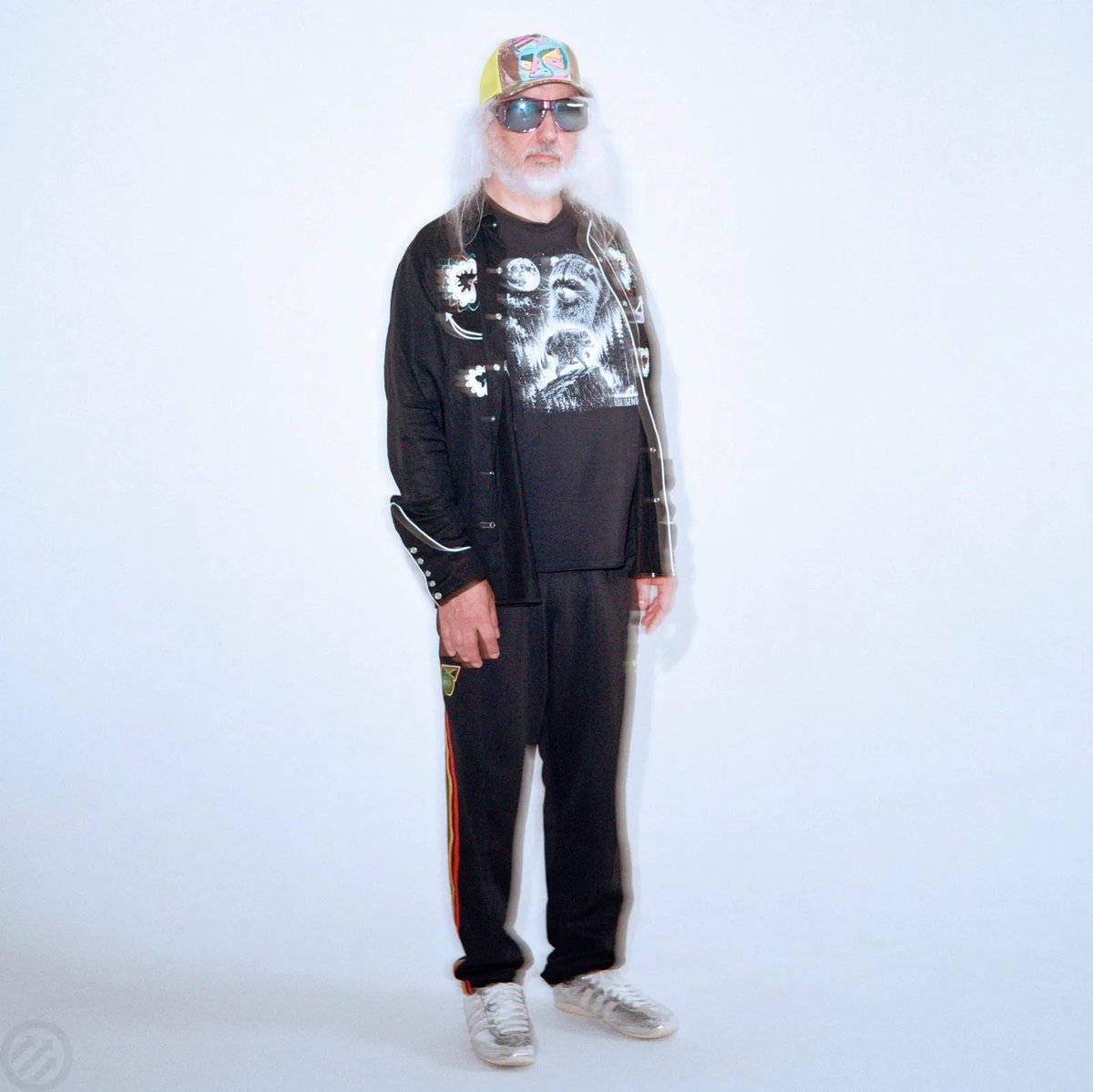 pitchfork's tweet photo. Dinosaur Jr.'s J Mascis has accomplished one of rock music's rarest feats: reuniting his classic band and redoubling its legacy by making some of the most compelling records of his lifetime

Read our full profile of the indie rock icon: https://t.co/mRSckLO48n

📷 by Sophia Hadeshian