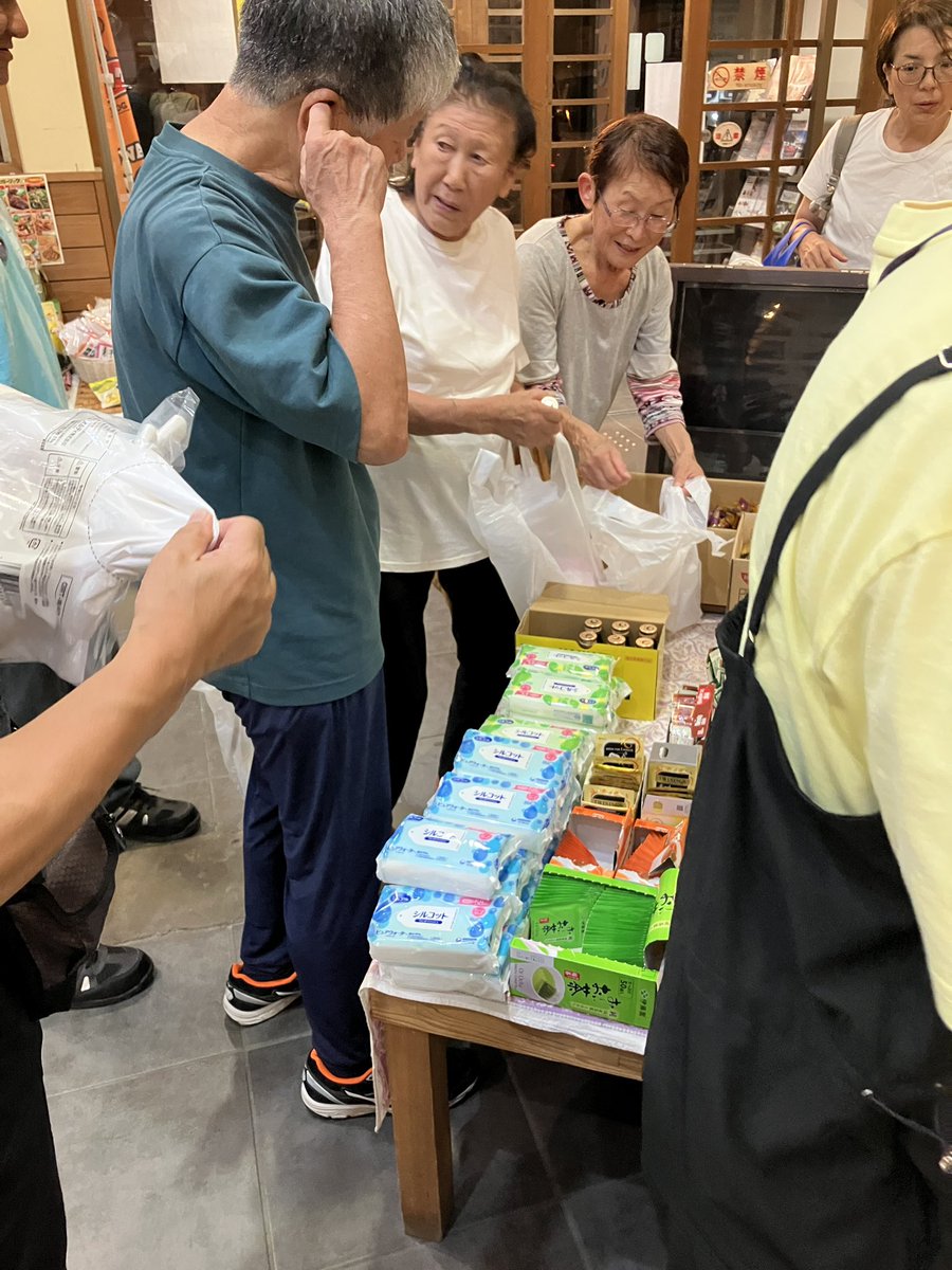 healthandfuture's tweet photo. 【熊本災害支援活動】
10月3日〜4日　その1

健康と未来を学ぶ会では、10月3日から2日間、令和8年熊本地震の被災地で支援活動を行っています。

初日は熊本県八代市の日奈久温泉へ。

皆さまから���寄せいただいた寄付金で購入した食料品や生活用品を、日奈久温泉センター「ばんぺい湯」で地元の方々に https://t.co/8Y3wUK9Agt
