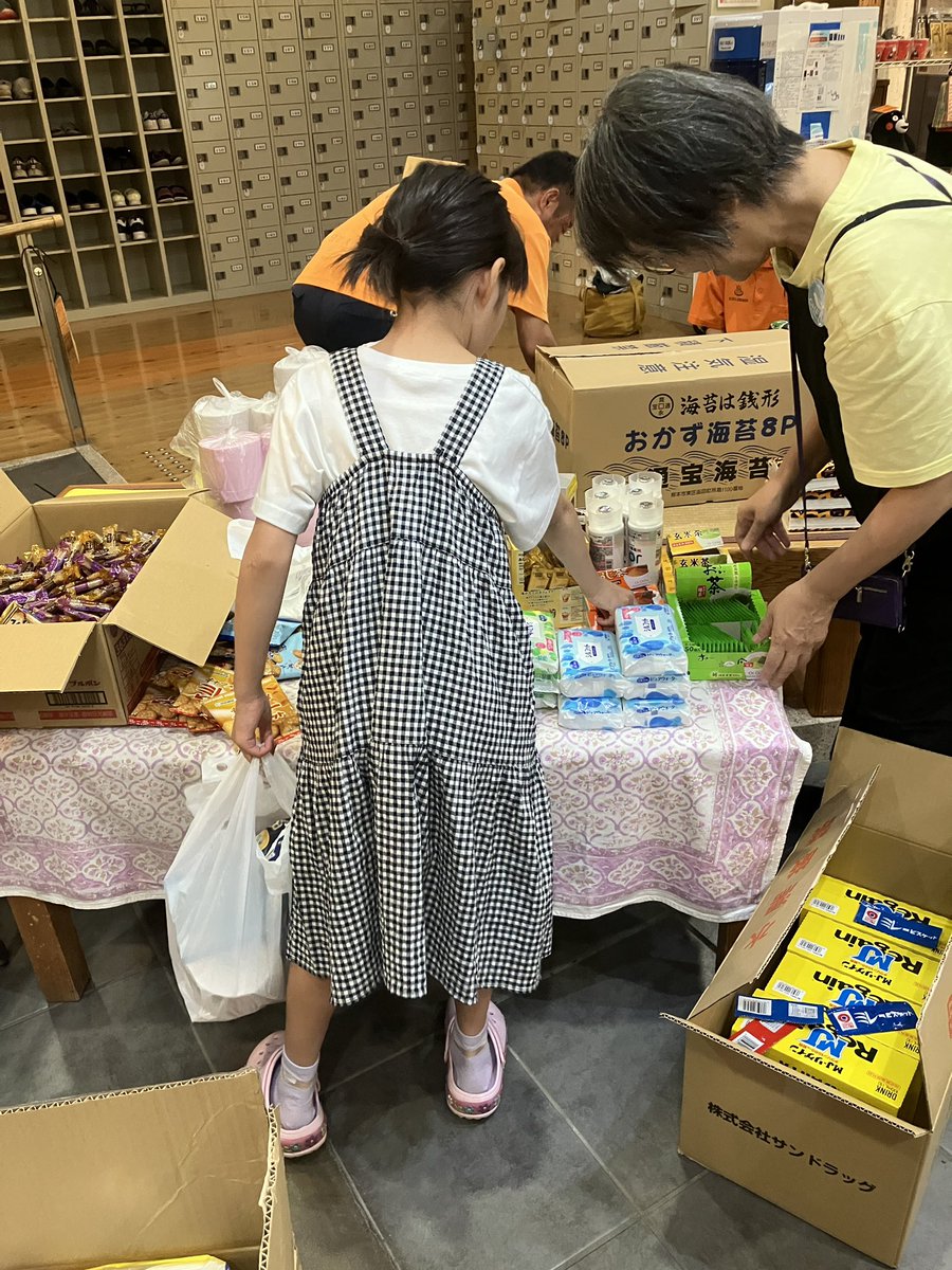 healthandfuture's tweet photo. 【熊本災害支援活動】
10月3日〜4日　その1

健康と未来を学ぶ会では、10月3日から2日間、令和8年熊本地震の被災地で支援活動を行っています。

初日は熊本県八代市の日奈久温泉へ。

皆さまから���寄せいただいた寄付金で購入した食料品や生活用品を、日奈久温泉センター「ばんぺい湯」で地元の方々に https://t.co/8Y3wUK9Agt