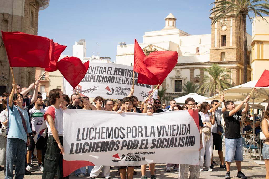 CJS_Cadiz's tweet photo. 🚩| Hoy Cádiz se movilizó contra el rentismo y la complicidad de los gobiernos. El bloque de la juventud trabajadora estuvo presente.

¡Luchemos por la vivienda, luchemos por el socialismo! https://t.co/fn9CeLUkID