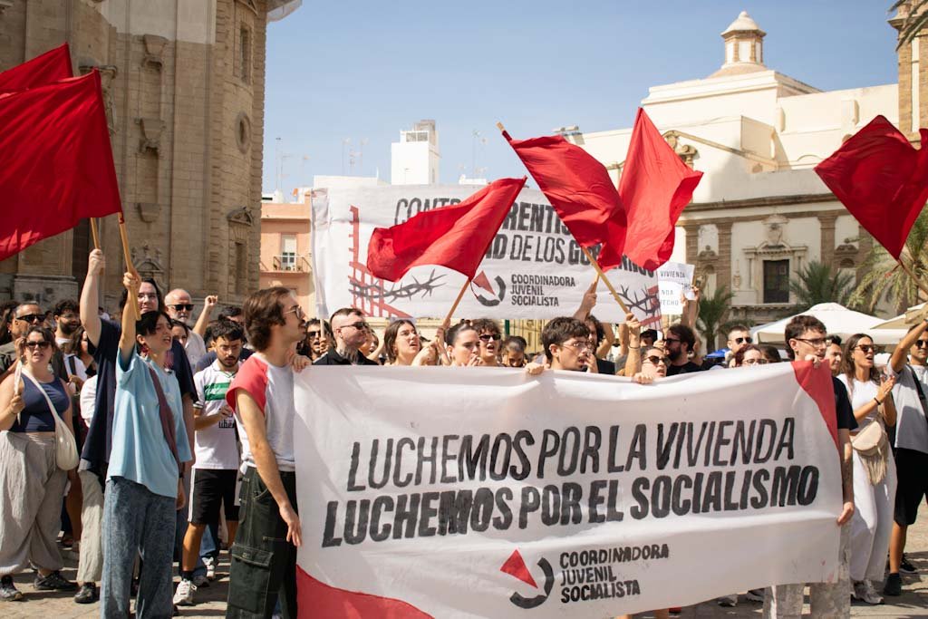 CJS_Cadiz's tweet photo. 🚩| Hoy Cádiz se movilizó contra el rentismo y la complicidad de los gobiernos. El bloque de la juventud trabajadora estuvo presente.

¡Luchemos por la vivienda, luchemos por el socialismo! https://t.co/fn9CeLUkID