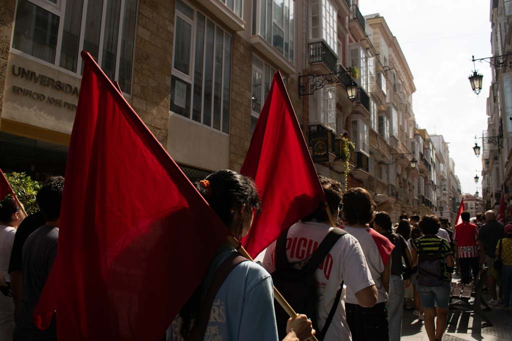 CJS_Cadiz's tweet photo. 🚩| Hoy Cádiz se movilizó contra el rentismo y la complicidad de los gobiernos. El bloque de la juventud trabajadora estuvo presente.

¡Luchemos por la vivienda, luchemos por el socialismo! https://t.co/fn9CeLUkID